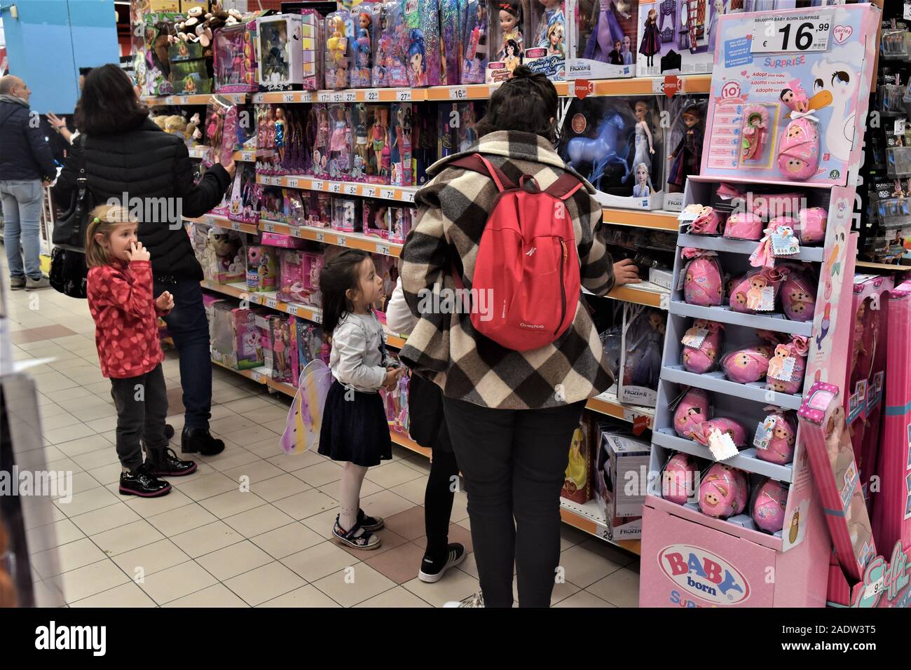 Deux MÈRES AVEC LEURS FILLES DANS LE RAYON DES JOUETS D'UN CENTRE COMMERCIAL Banque D'Images