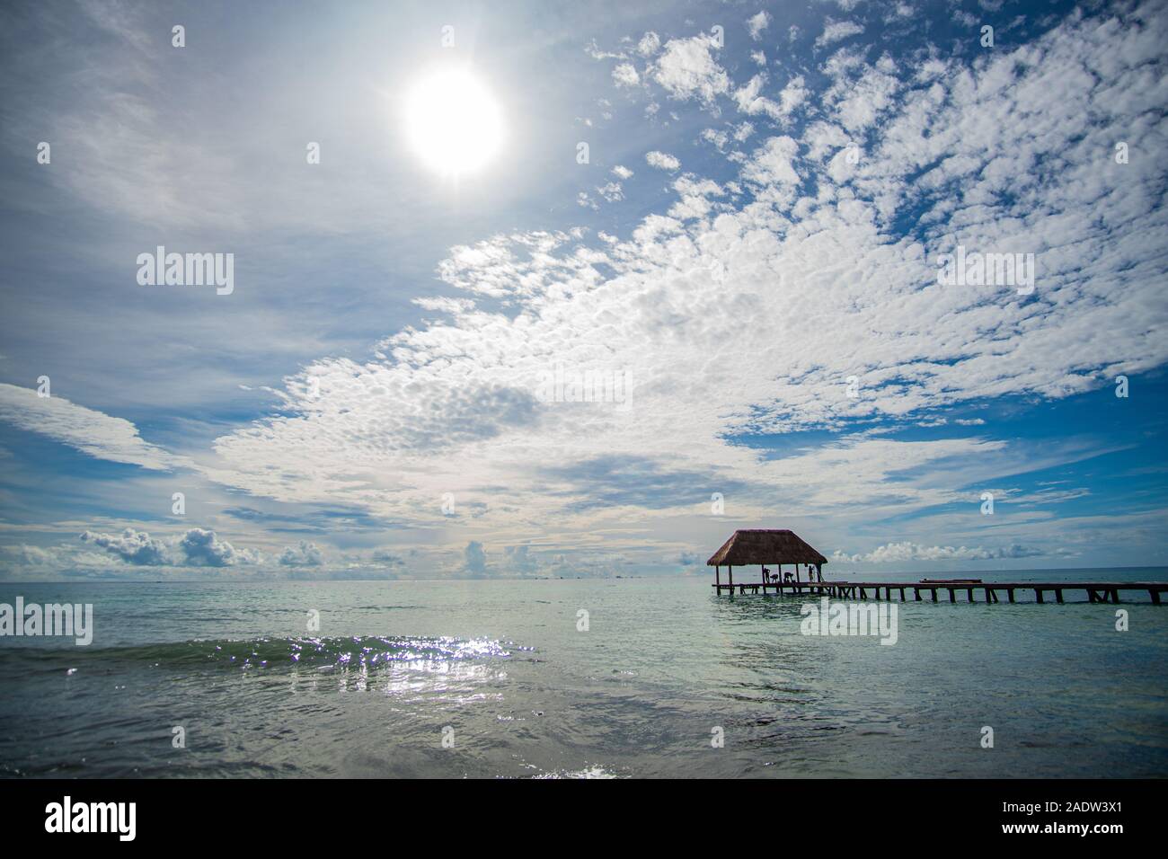 Passerelle en bois en de magnifiques avec la mer des Caraïbes et l'eau turquoise parfait ciel incroyable Banque D'Images