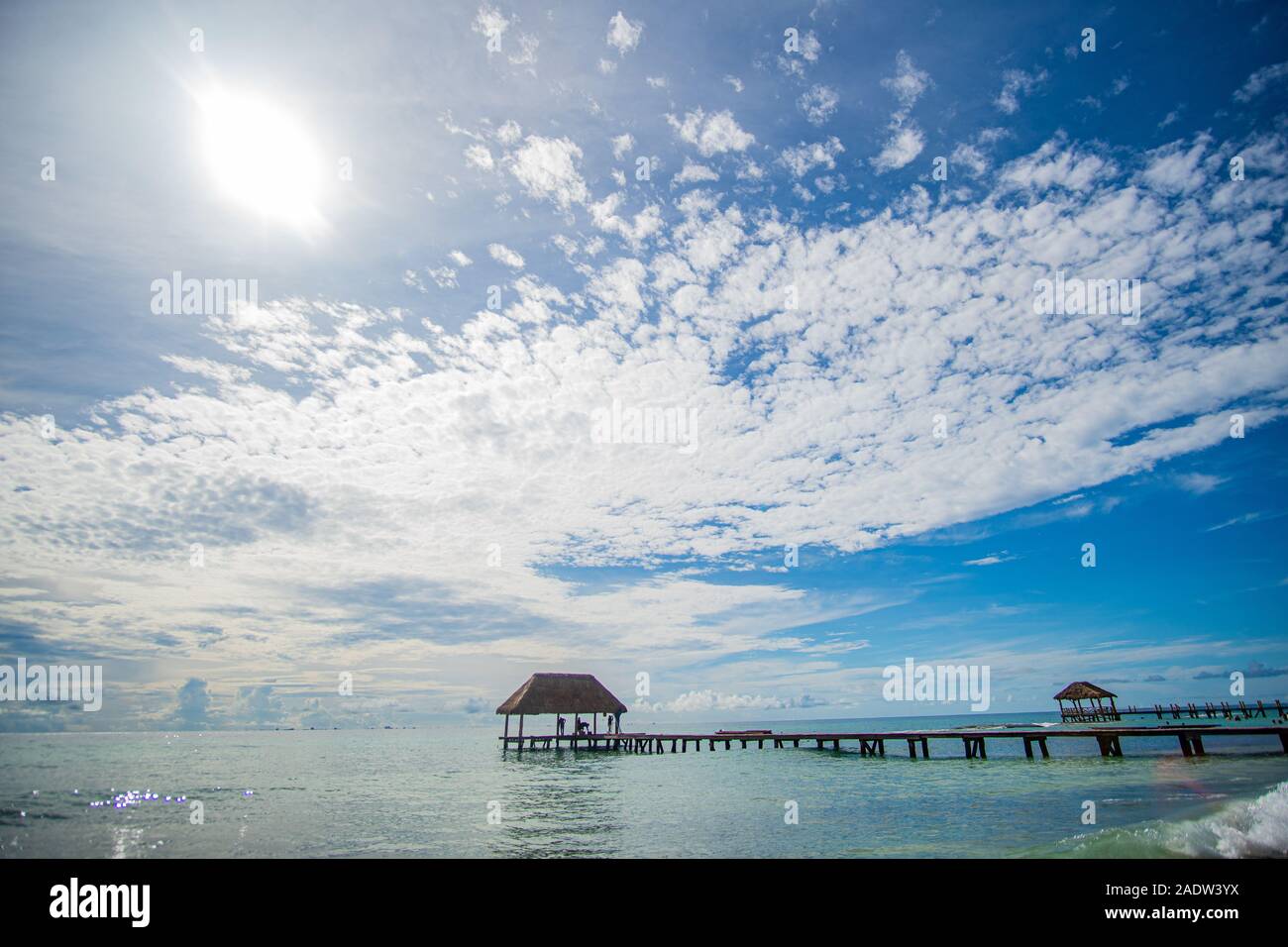Passerelle en bois en de magnifiques avec la mer des Caraïbes et l'eau turquoise parfait ciel incroyable Banque D'Images