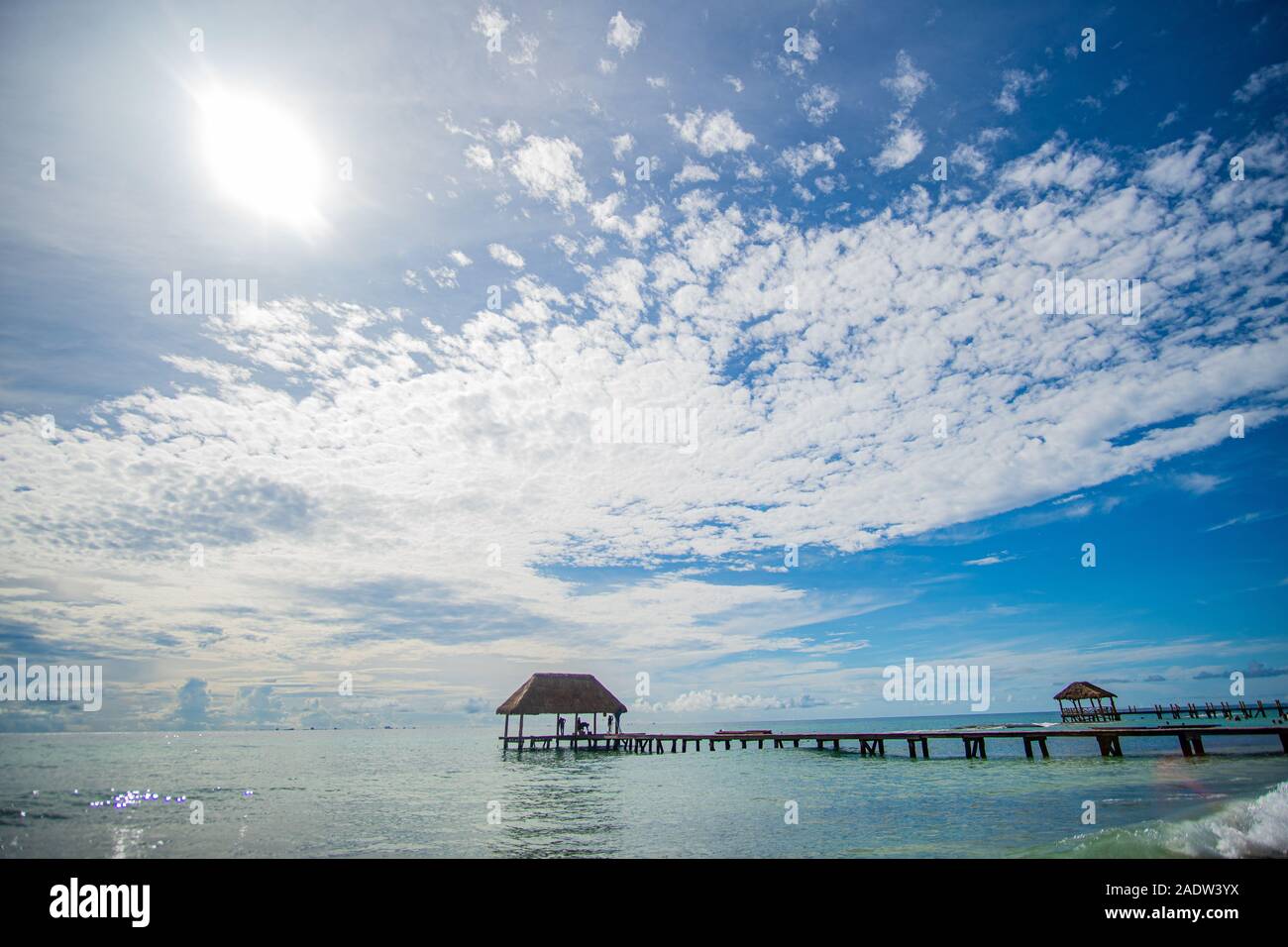 Passerelle en bois en de magnifiques avec la mer des Caraïbes et l'eau turquoise parfait ciel incroyable Banque D'Images