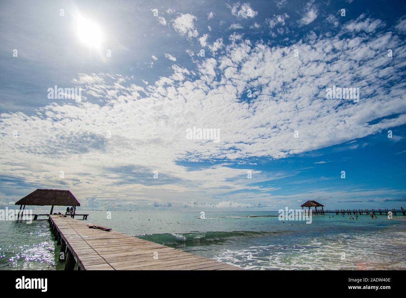 Passerelle en bois en de magnifiques avec la mer des Caraïbes et l'eau turquoise parfait ciel incroyable Banque D'Images