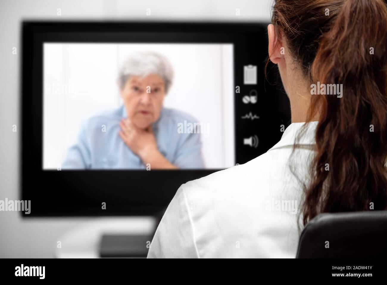 Femme âgée avec dyspnée, médecin à la recherche au bureau, la télémédecine et la télésanté avec live chat Banque D'Images