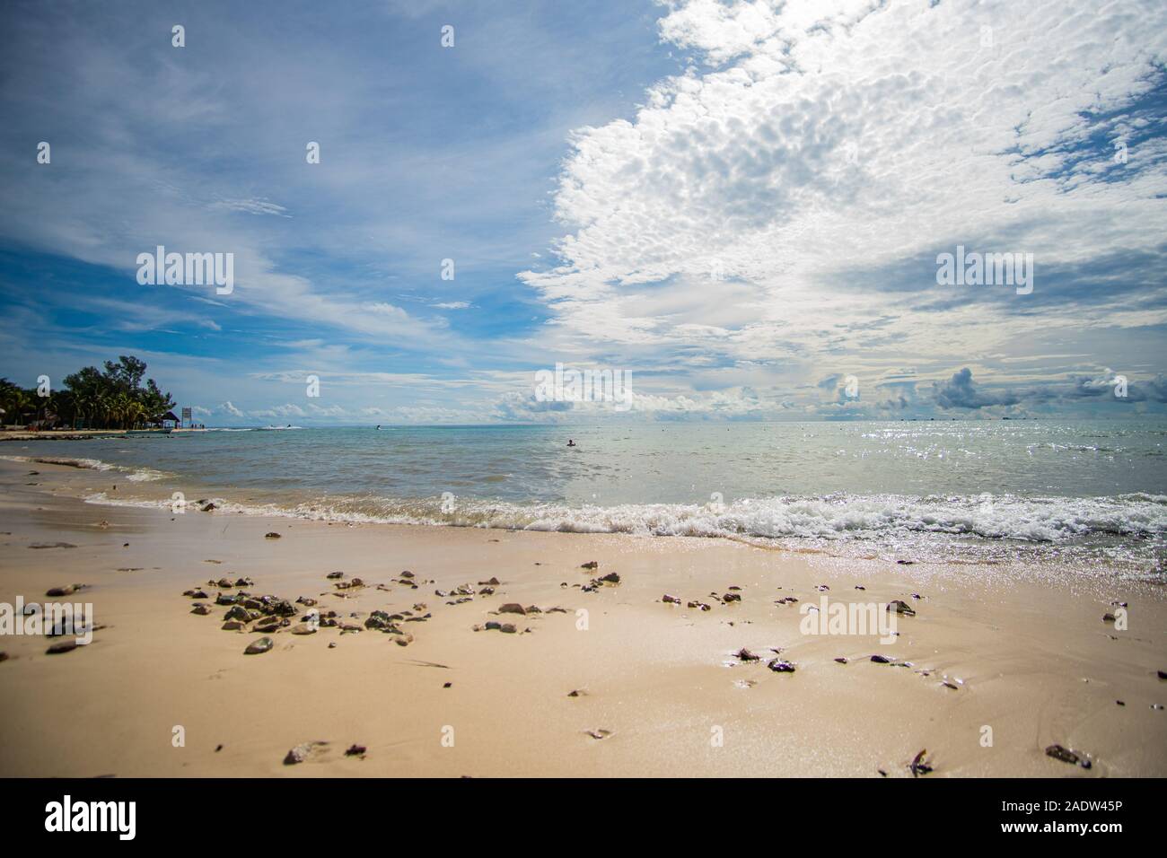 Belle plage mexicaine et ciel à Mer des Caraïbes Banque D'Images