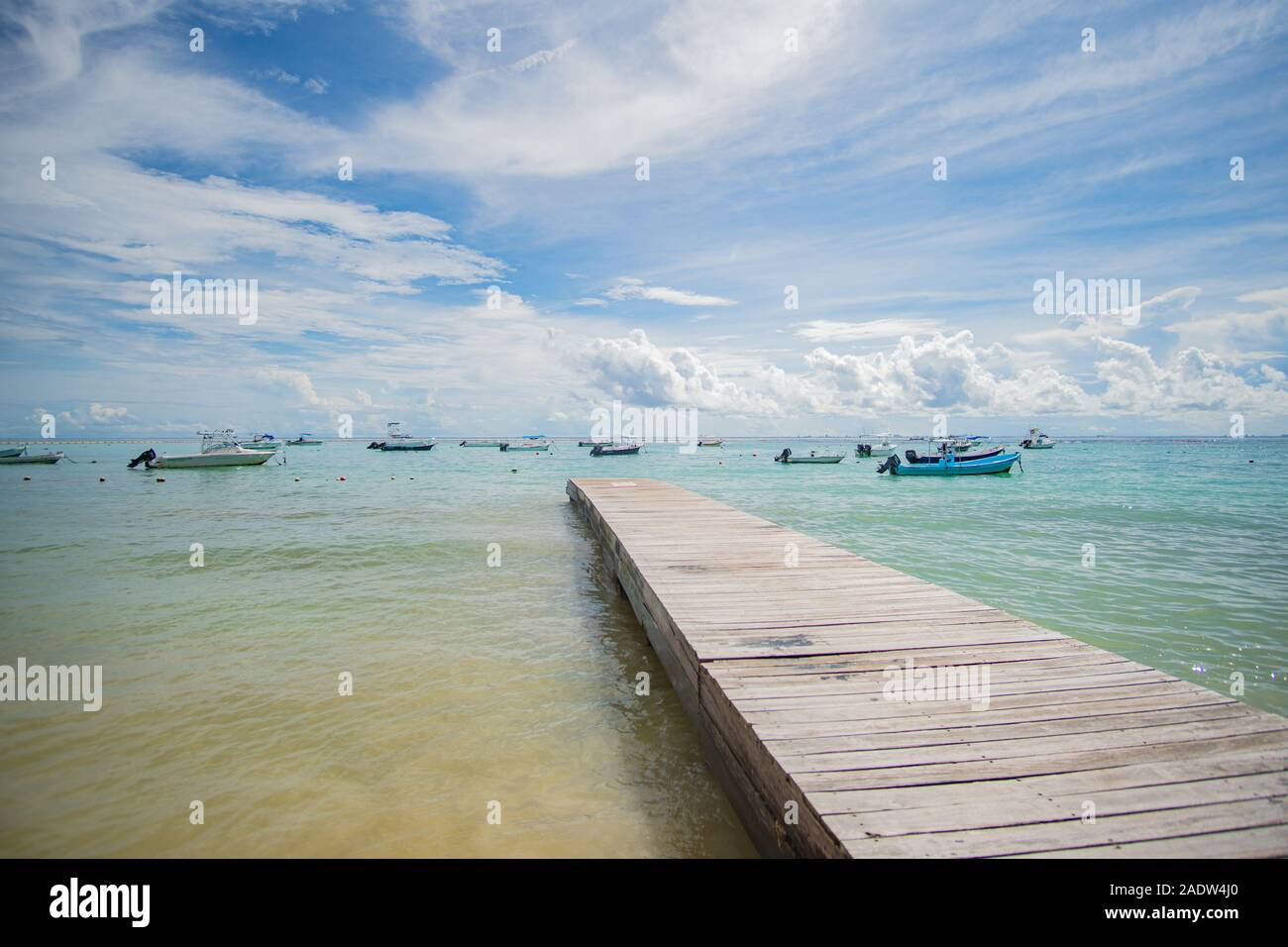 Passerelle en belle mer des Caraïbes se réunit à ciel impressionnant Yucatan Banque D'Images