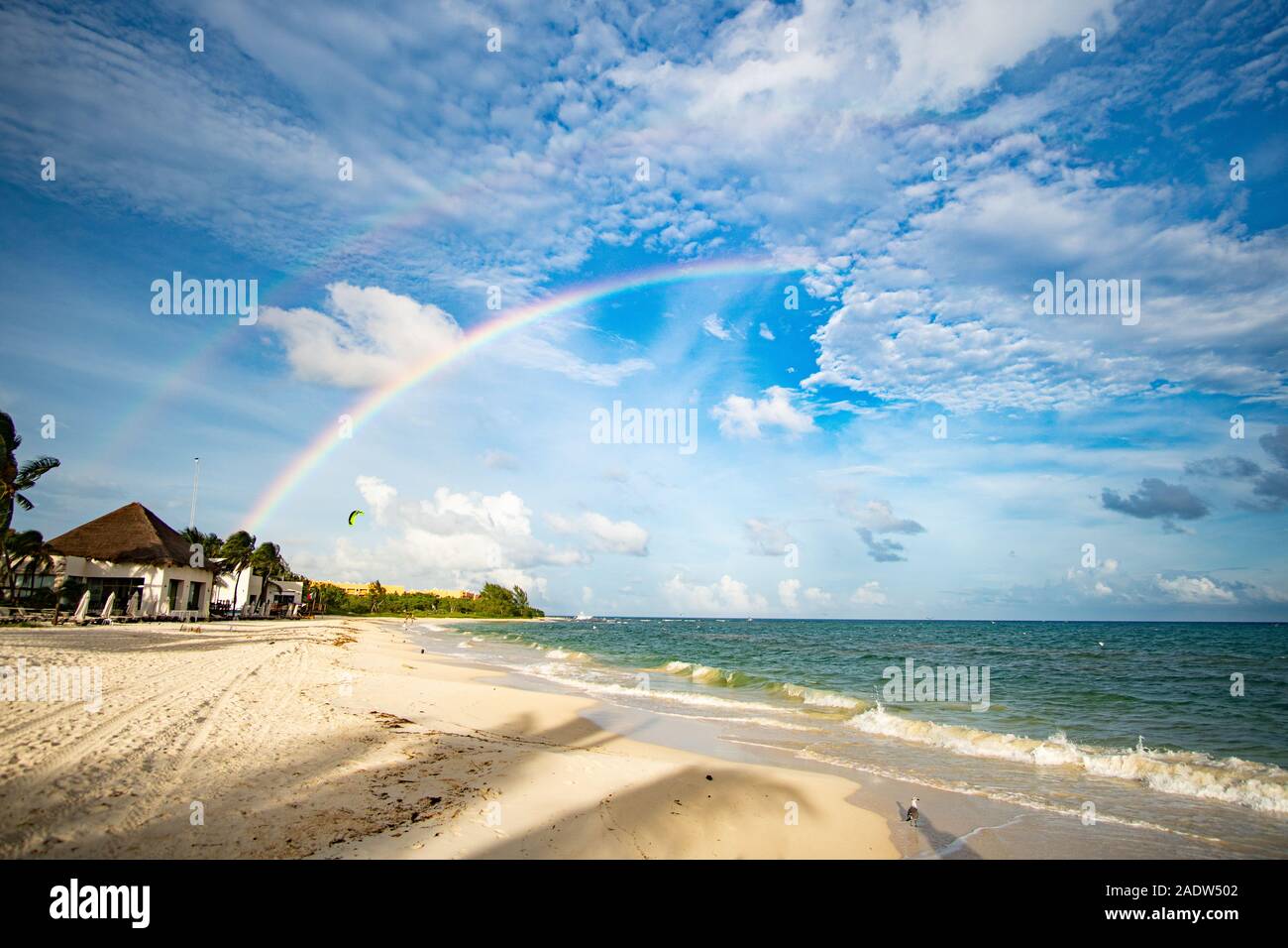 La moitié double arc-en-ciel, ciel magnifique à la plage Banque D'Images