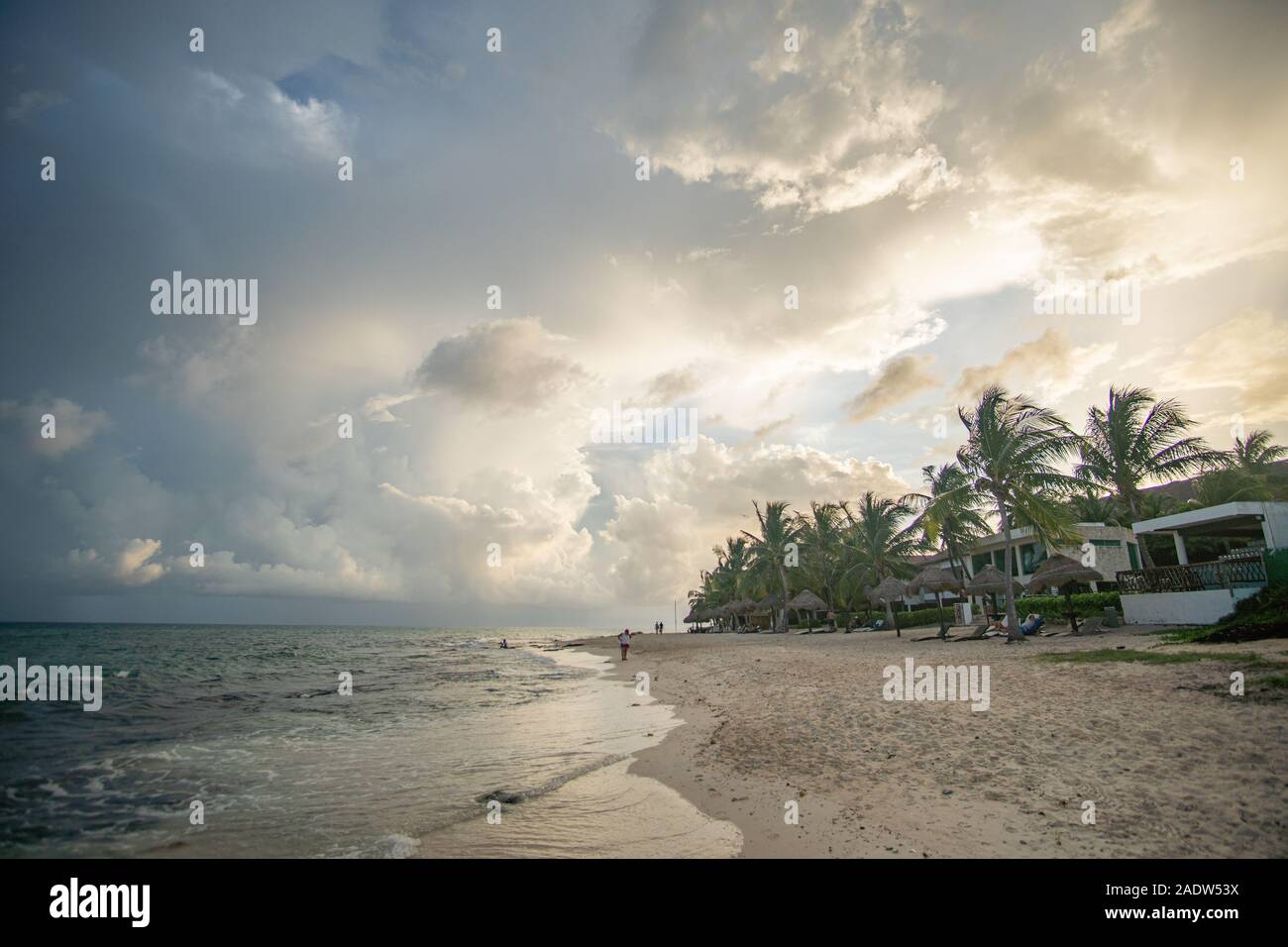 Belle rencontre la mer des caraïbes ciel impressionnant au Yucatan dans la soirée Banque D'Images