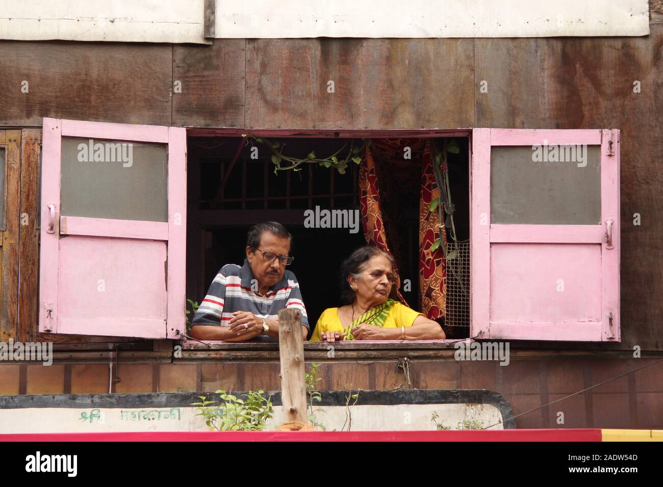 PUNE, Maharashtra, Inde, septembre 2019, Vieux couple voir Street view à partir de leur domicile Banque D'Images