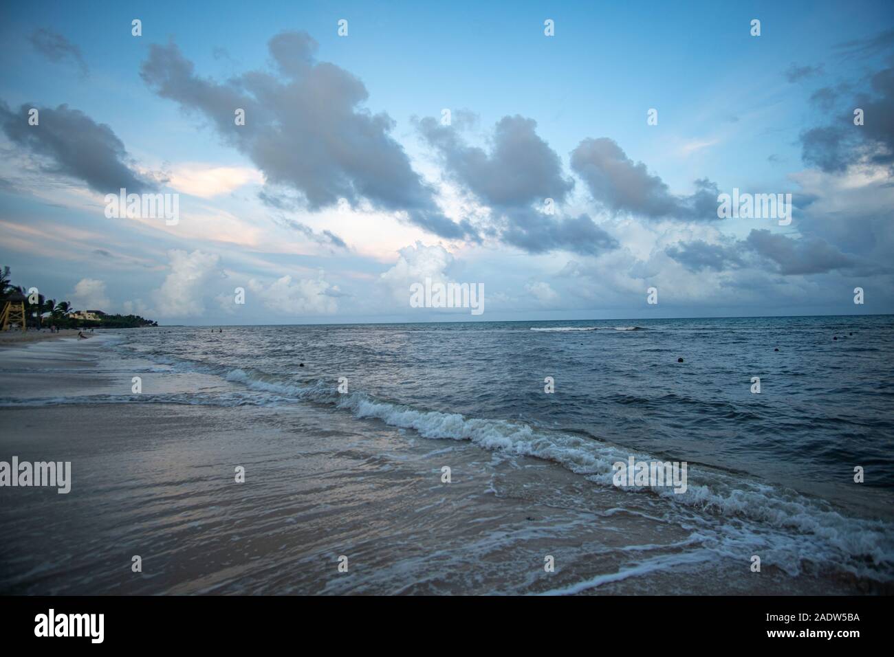 Belle rencontre la mer des caraïbes ciel impressionnant au Yucatan dans la soirée Banque D'Images