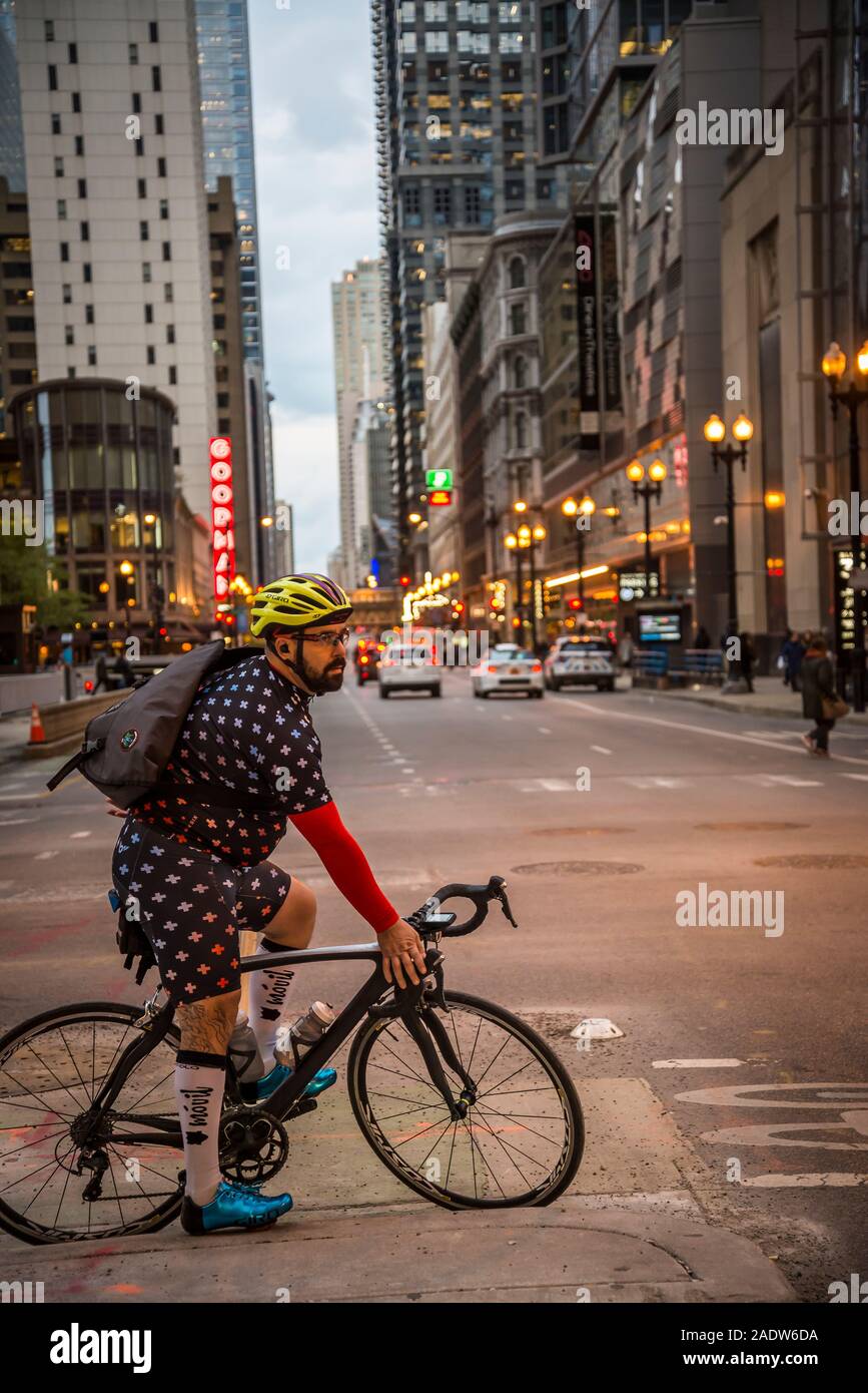 Cycliste, Street dans le centre-ville de Loop, Chicago, Illinois, États-Unis Banque D'Images