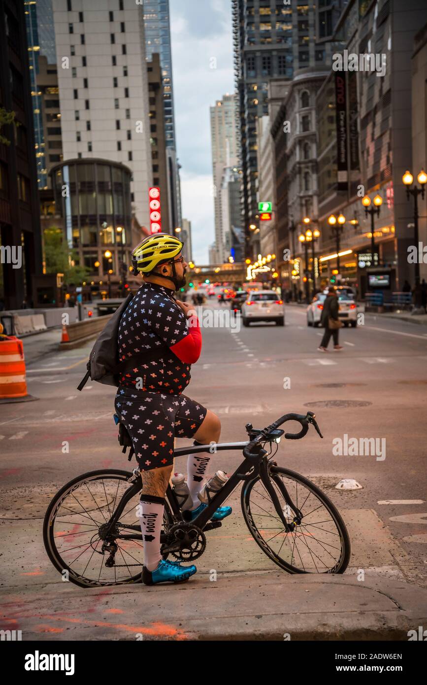 Cycliste, Street dans le centre-ville de Loop, Chicago, Illinois, États-Unis Banque D'Images