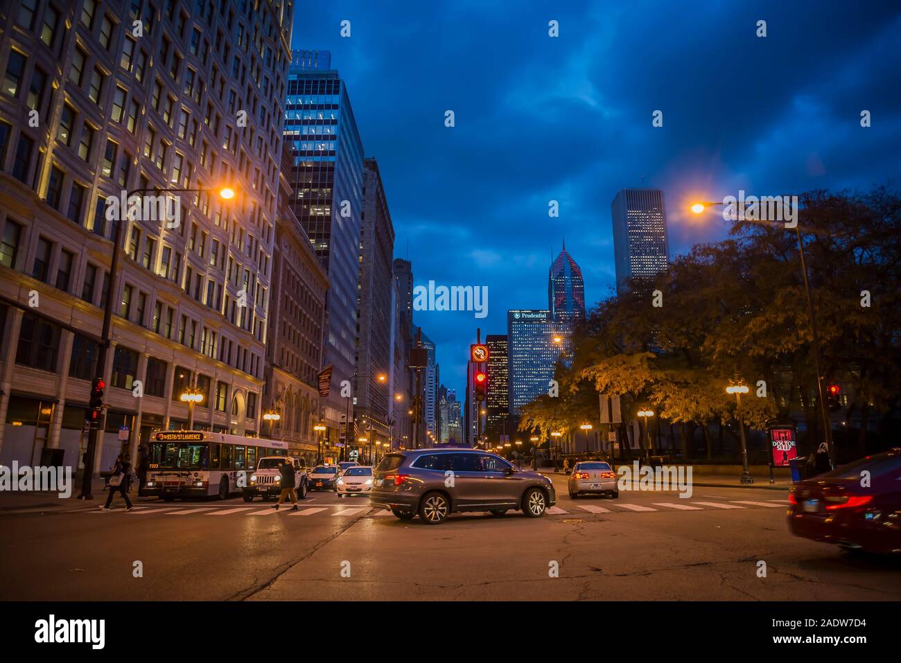 Le trafic de nuit sur South Michigan Ave, Chicago, Illinois, États-Unis Banque D'Images