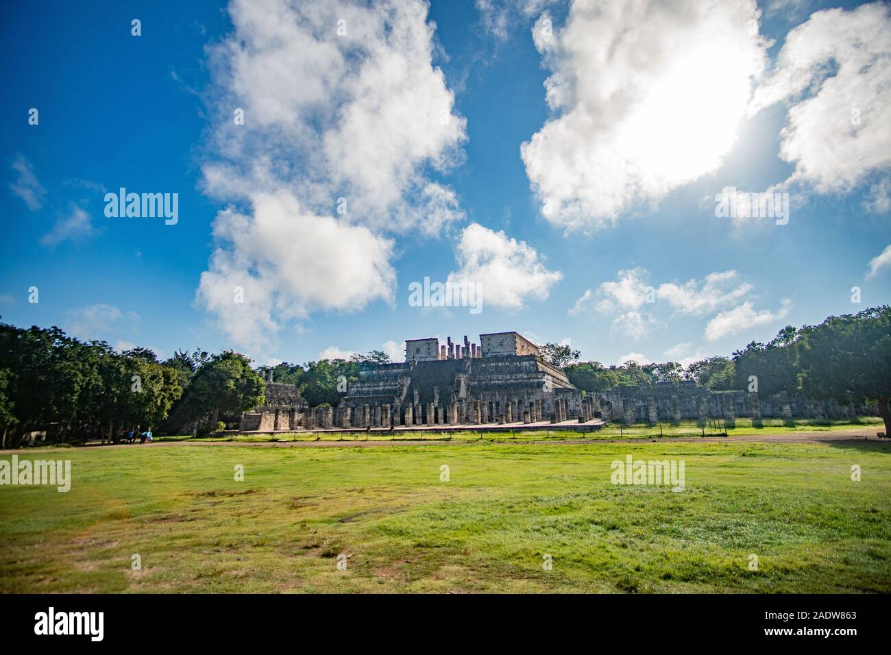 Temple des Guerriers et Salle des Mille Colonnes à Chichen Itza Banque D'Images