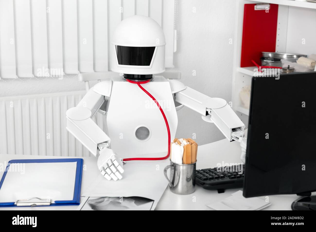 Médecine autonome robot professionnel dans son bureau ou la chirurgie est prêt pour la visite avec ses patients. Banque D'Images