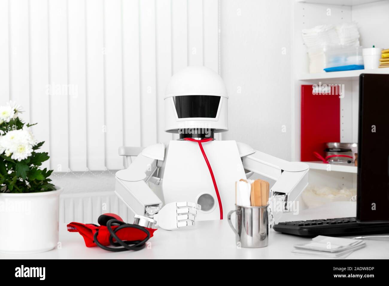 Médecine autonome robot professionnel dans son bureau ou la chirurgie est prêt pour la visite avec ses patients. Banque D'Images