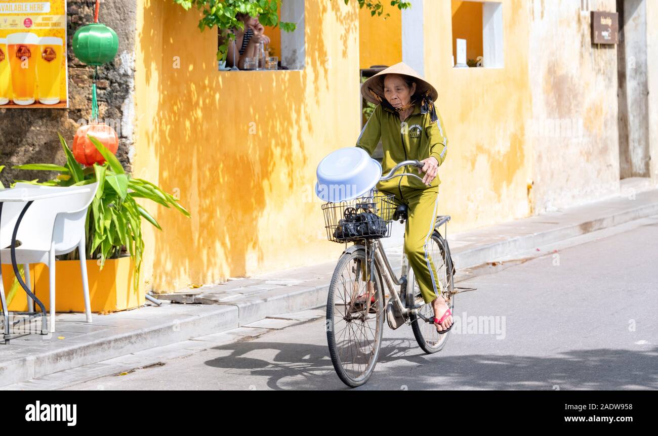 Dame vietnamienne sur vélo avec bol bleu, Hoi An Vietnam Banque D'Images