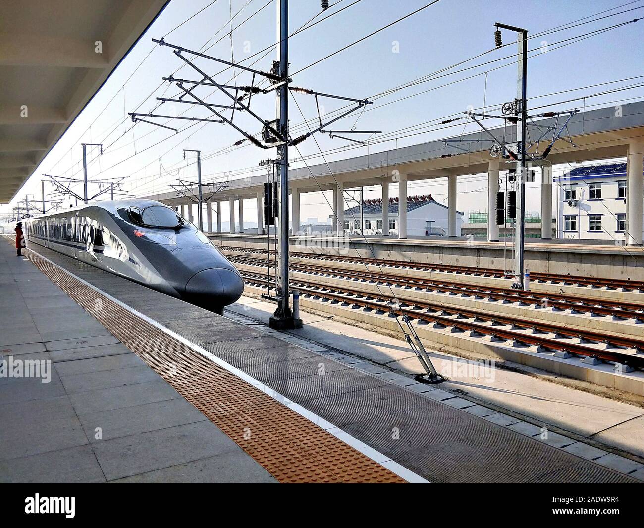 Hubei, Hubei, Chine. 5 déc, 2019. Hubei, Chine-l'est gare de Chateau Changyu Resort Han-shi la grande vitesse ferroviaire a été tout juste d'ouvrir dans la province du Hubei le déc 3, 2019.Les Han-shi la grande vitesse ferroviaire, surnommé ''la plus belle grande vitesse ferroviaire en Suisse'', a ouvert le 29 novembre et est devenu un important transporteur de la ''ligne' tourisme d'or Crédit : SIPA Asia/ZUMA/Alamy Fil Live News Banque D'Images