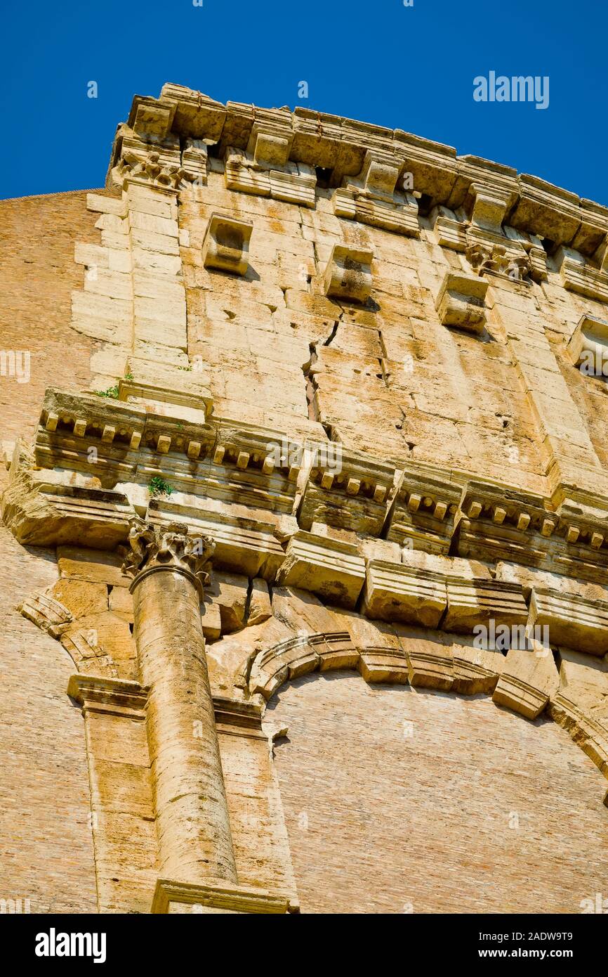 Fissures sur façade d'origine du Colisée à Rome, Italie Banque D'Images