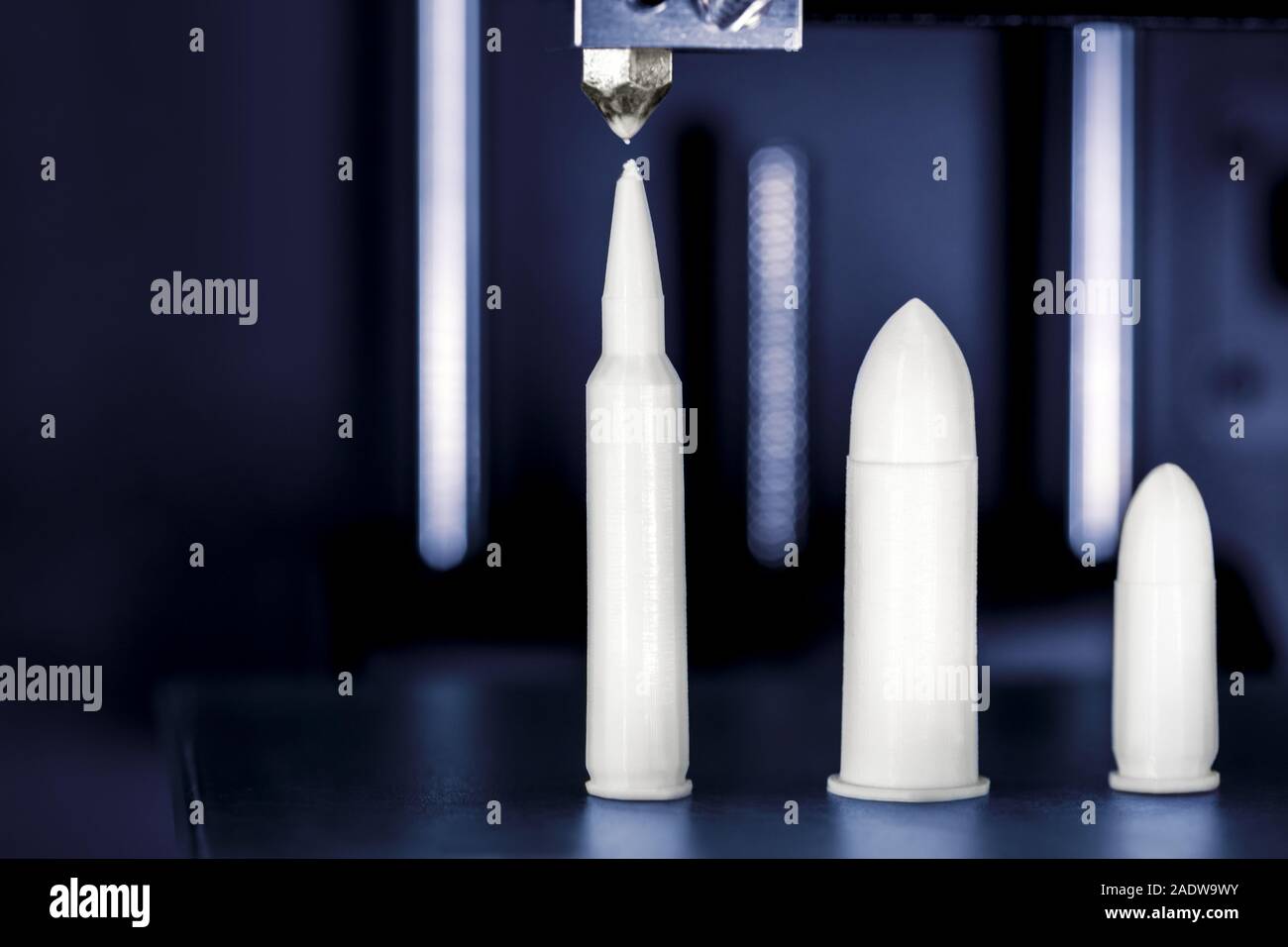 Cartouches et tambour revolver sont imprimées dans une imprimante 3D, des concepts tels que la production d'armes et le commerce des armes, les dangers d'armes nouvelles technologies Banque D'Images