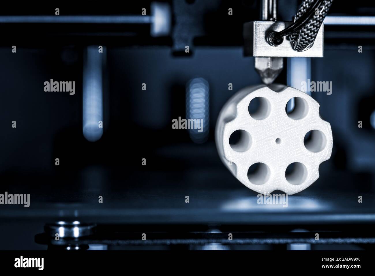 Cartouches et tambour revolver sont imprimées dans une imprimante 3D, des concepts tels que la production d'armes et le commerce des armes, les dangers d'armes nouvelles technologies Banque D'Images