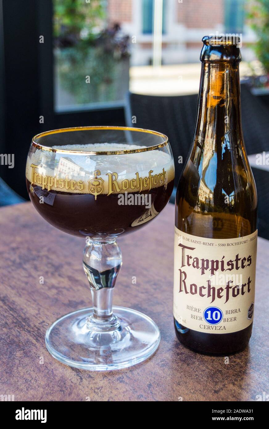 Un verre et une bouteille de bière trappiste Rochefort 10, le  bar-restaurant la Gourmandise, Rochefort, Belgique Photo Stock - Alamy