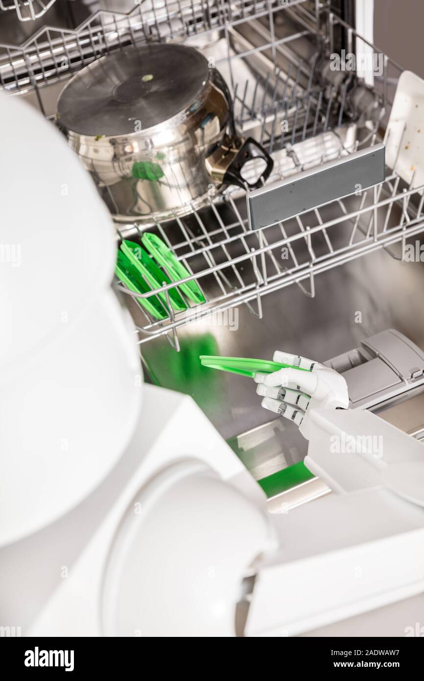 Robot ménage autonome service met plat au lave-vaisselle Banque D'Images