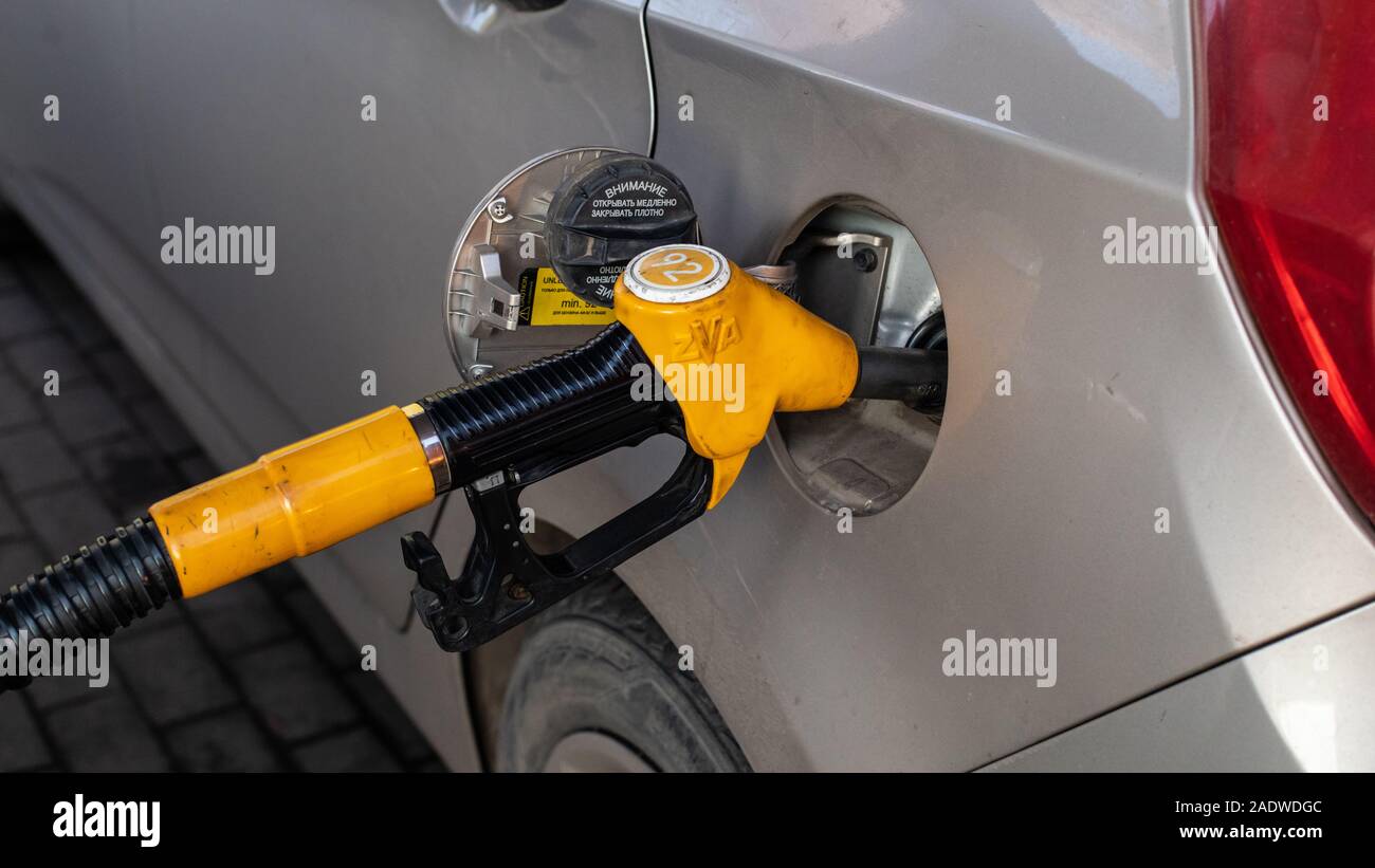 Moscou, Russie - 01 décembre 2019 : stimuler une voiture avec de l'essence à la pompe jaune avec le numéro 92. La station de carburant pour les véhicules de tourisme Banque D'Images