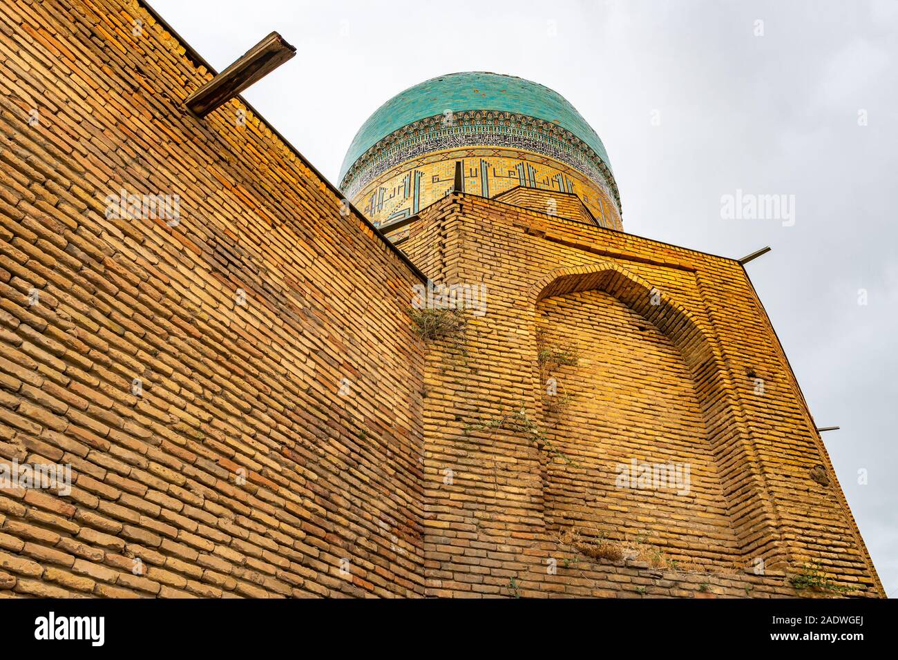 Istaravshan Abdulatif Kok Gumbaz Madrasa Sulton Mosquée Low Angle View sur l'apparence d'un jour de pluie Banque D'Images