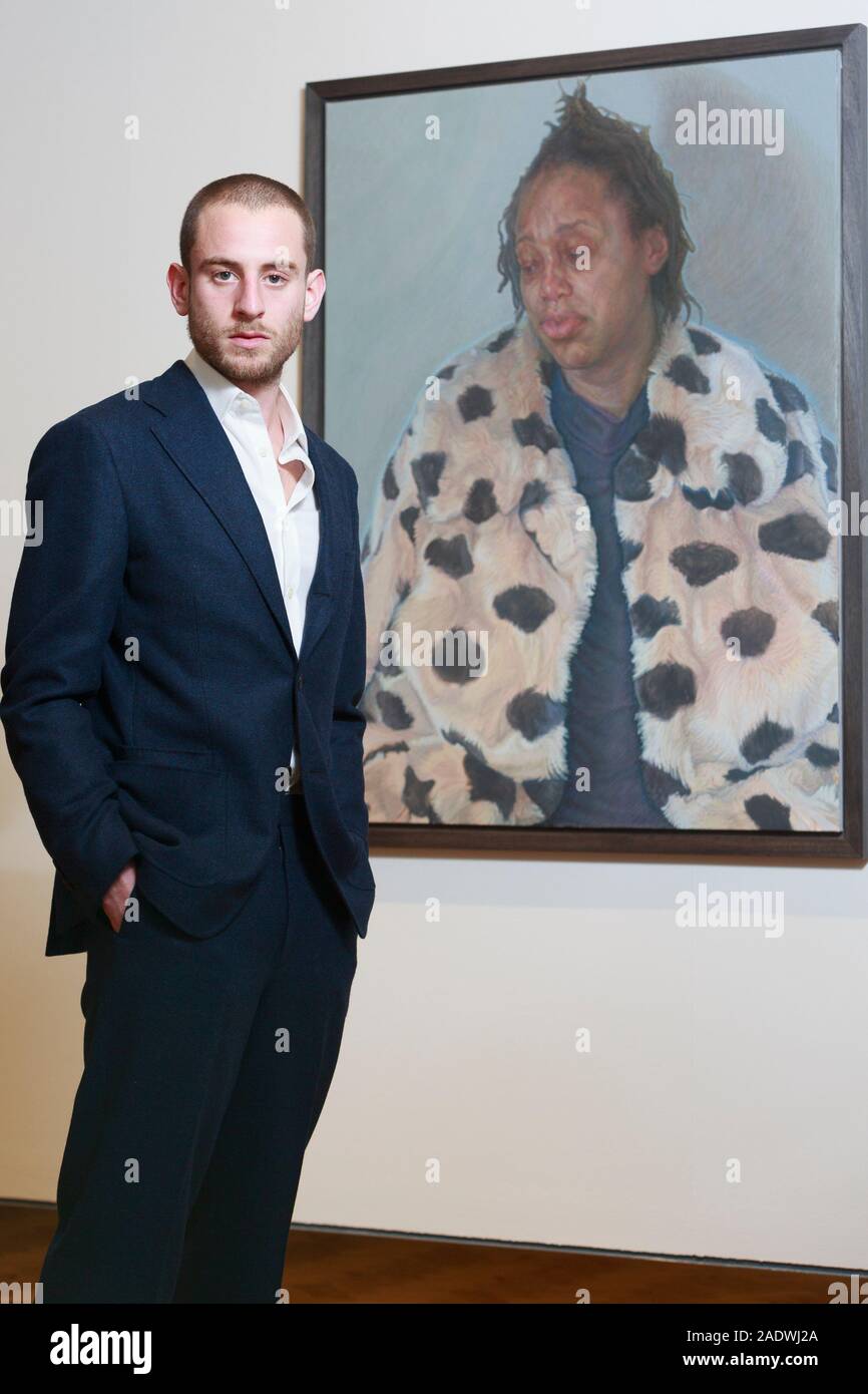 Edinburgh, Ecosse, Royaume-Uni. 5 déc 2019. BP Portrait Award affichage à la National Portrait Gallery d'Edimbourg. Charlie Schaffer à côté de son Caor peinture dans son manteau d'hiver premier prix. Credit : Pako Mera/Alamy Live News Banque D'Images
