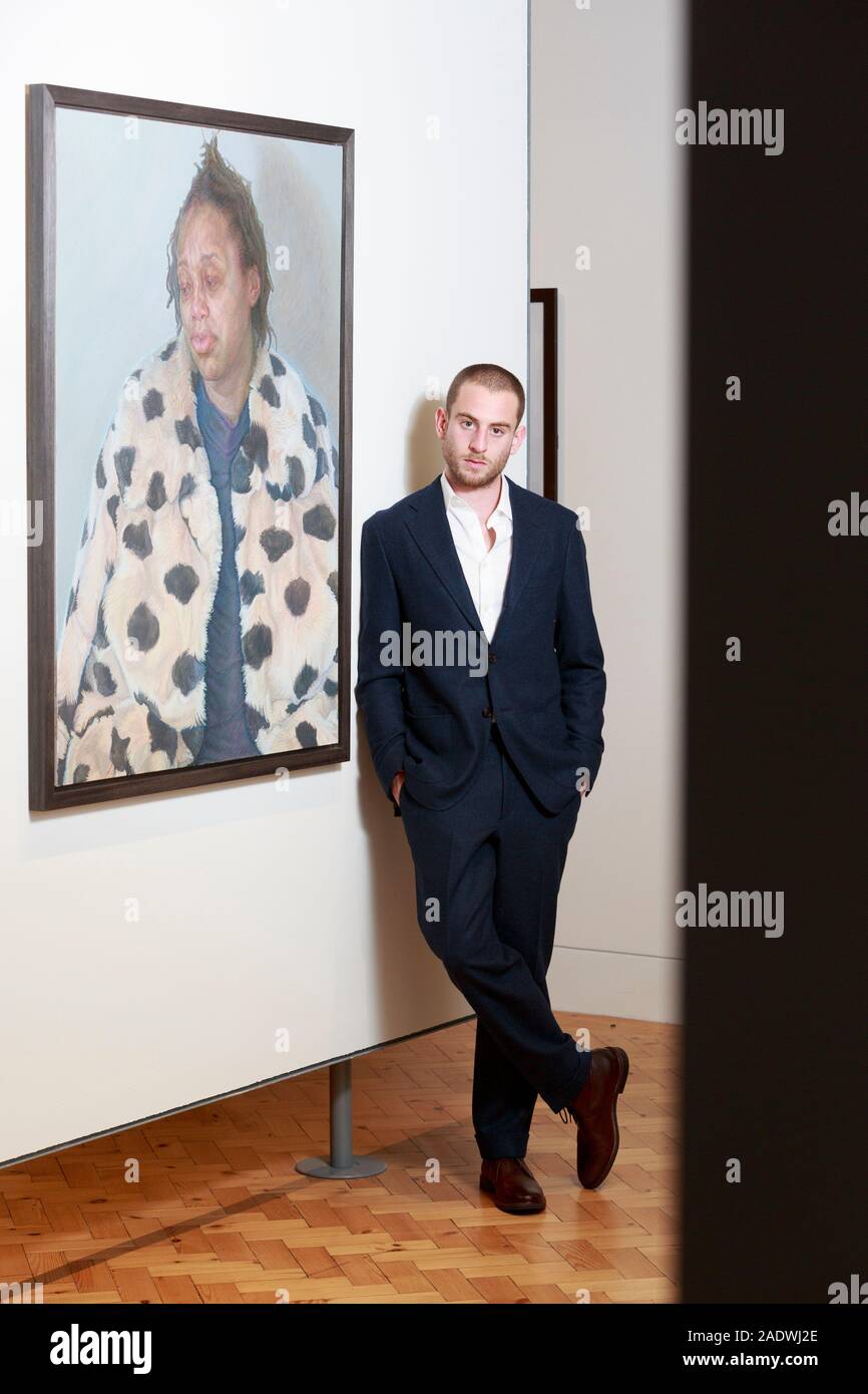 Edinburgh, Ecosse, Royaume-Uni. 5 déc 2019. BP Portrait Award affichage à la National Portrait Gallery d'Edimbourg. Charlie Schaffer à côté de son Caor peinture dans son manteau d'hiver premier prix. Credit : Pako Mera/Alamy Live News Banque D'Images