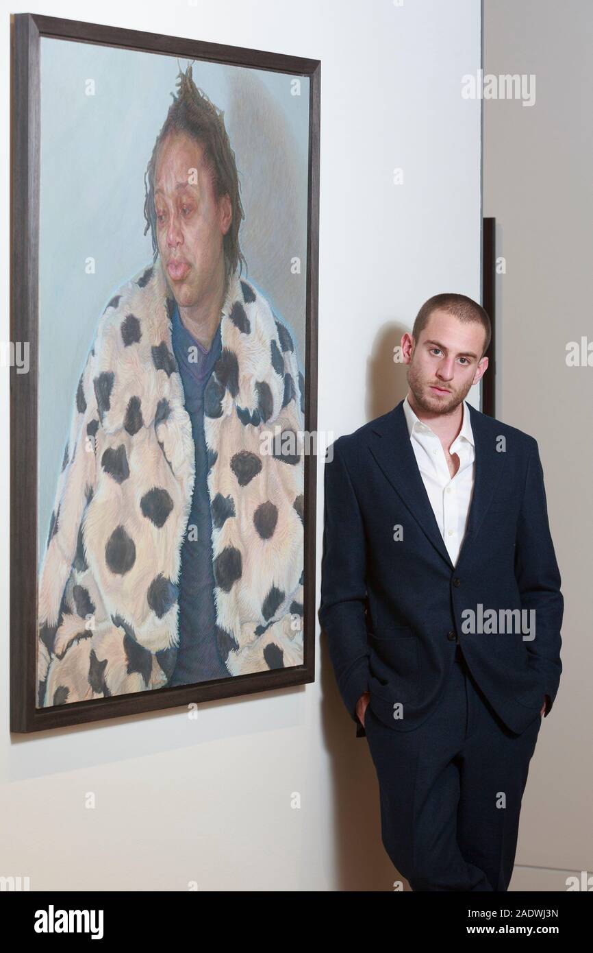 Edinburgh, Ecosse, Royaume-Uni. 5 déc 2019. BP Portrait Award affichage à la National Portrait Gallery d'Edimbourg. Charlie Schaffer à côté de son Caor peinture dans son manteau d'hiver premier prix. Credit : Pako Mera/Alamy Live News Banque D'Images