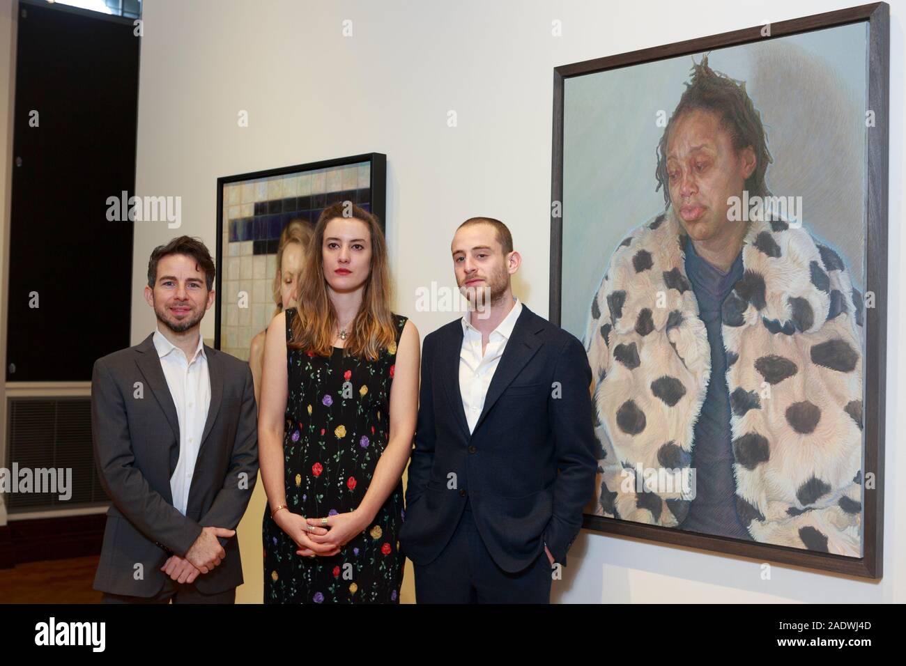 Edinburgh, Ecosse, Royaume-Uni. 5 déc 2019. BP Portrait Award affichage à la National Portrait Gallery d'Edimbourg. Sur la photo : (L-R) Massimiliano Pironti, Emma Hopkins et Charlie Schaffer à côté de son Caor peinture dans son manteau d'hiver premier prix. Credit : Pako Mera/Alamy Live News Banque D'Images