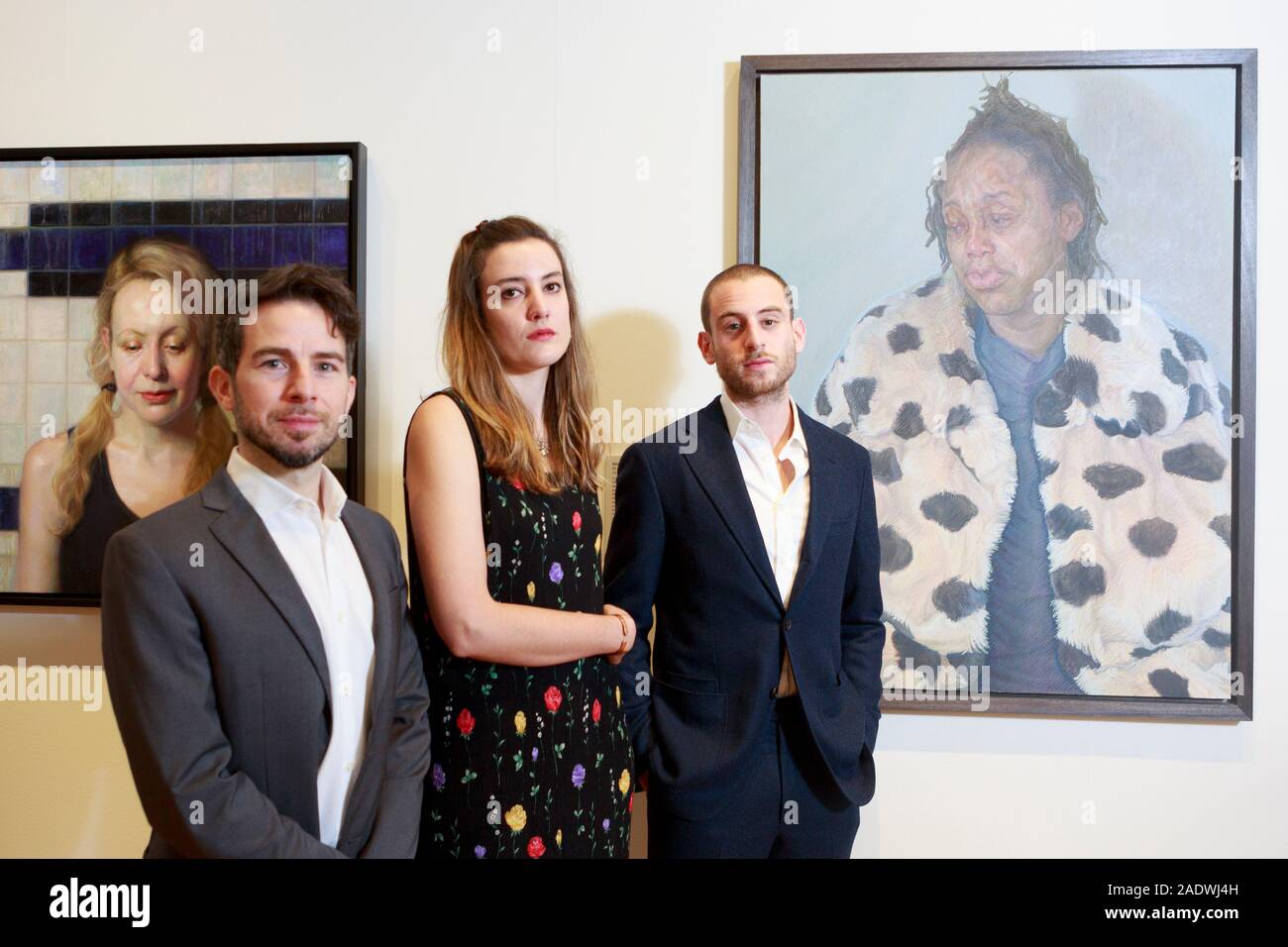 Edinburgh, Ecosse, Royaume-Uni. 5 déc 2019. BP Portrait Award affichage à la National Portrait Gallery d'Edimbourg. Sur la photo : (L-R) Massimiliano Pironti, Emma Hopkins et Charlie Schaffer à côté de son Caor peinture dans son manteau d'hiver premier prix. Credit : Pako Mera/Alamy Live News Banque D'Images