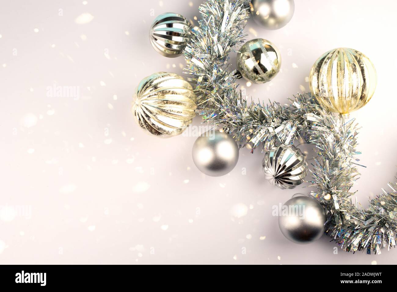 Boules de Noël et des décorations d'argent sur fond blanc Banque D'Images