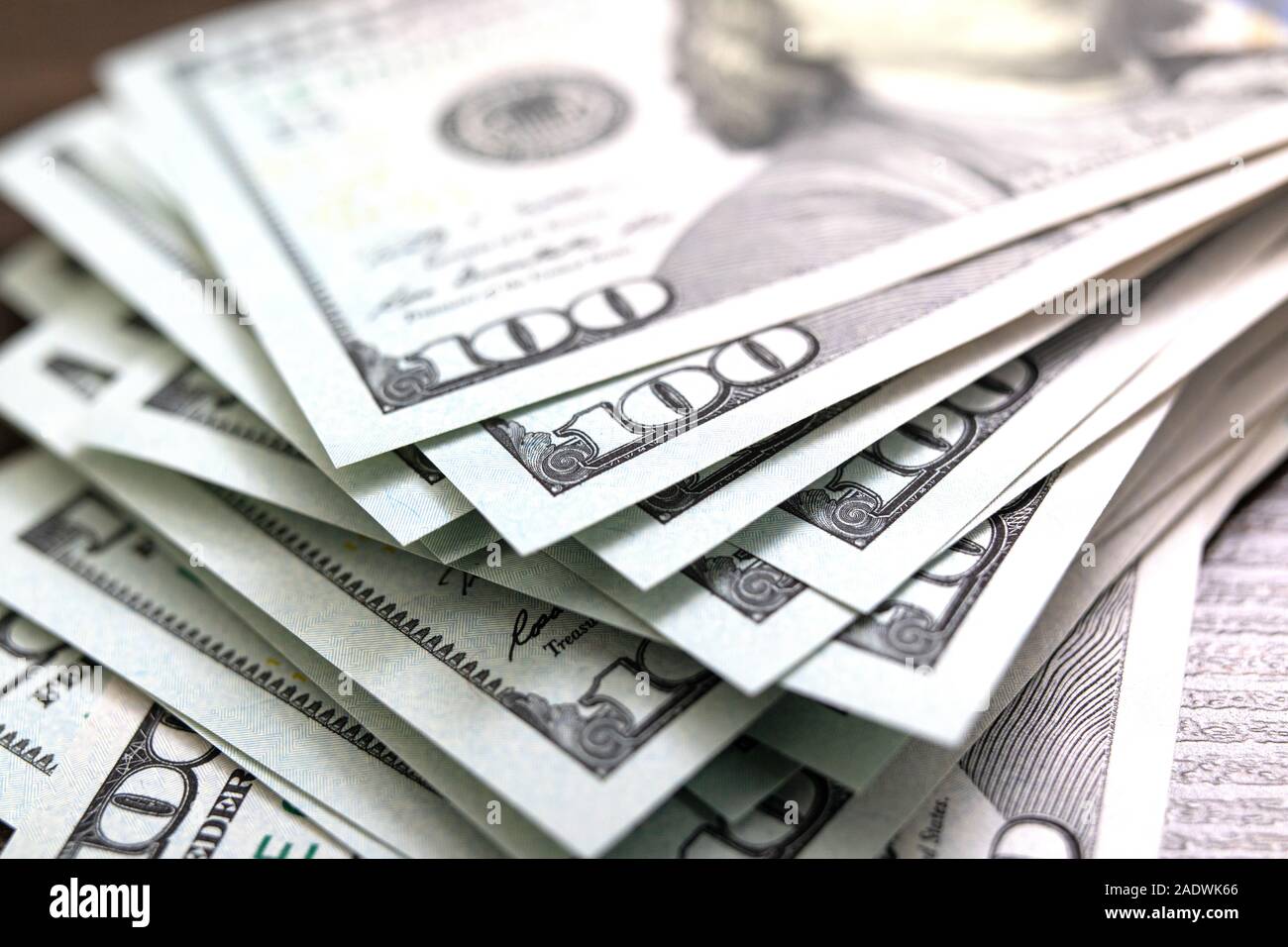 Dollars libre. L'argent américain. Une centaine de billets en dollars. Une pile de dollars distribués. Banque D'Images