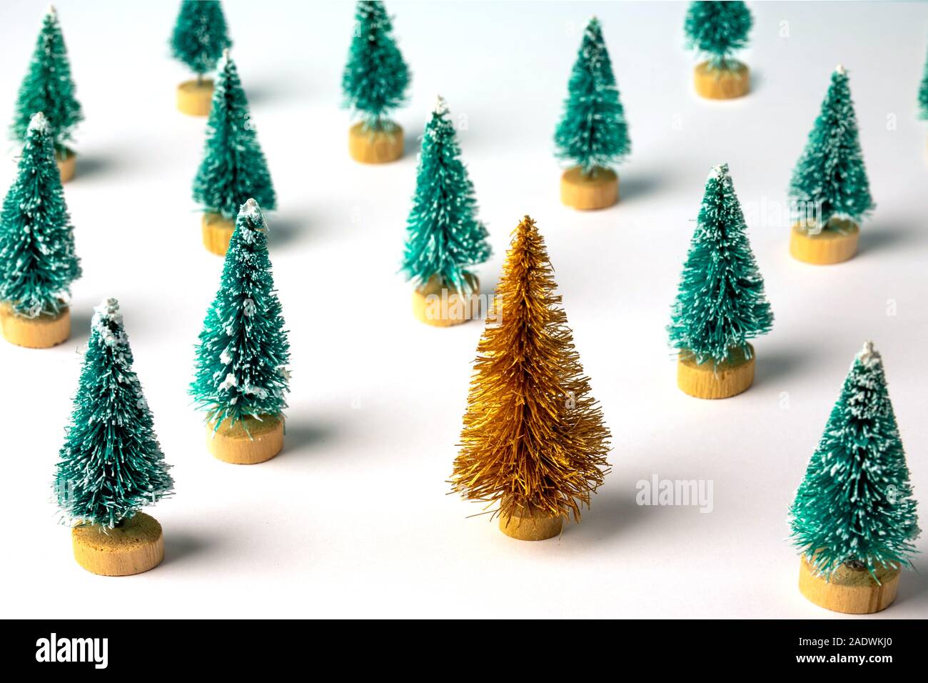 Motif de Noël avec de nombreux espaces verts et une d'or les pins. L'hiver, Noël, Nouvel An concept. Banque D'Images