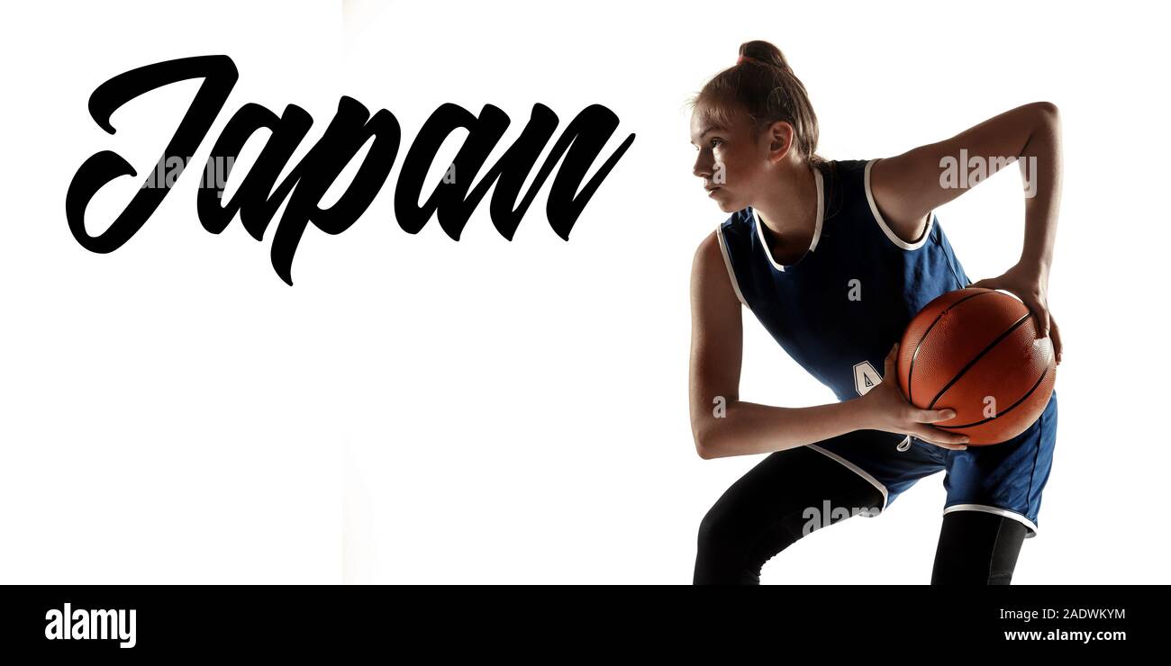 Tokyo, Japon, Jeux Olympiques de 2020. Les jeunes femmes de race blanche de l'équipe de basket-ball en action, motion d'exécuter. Concept du sport, dynamique, mode de vie sain. La formation, la pratique. Flyer pour l'annonce. Banque D'Images