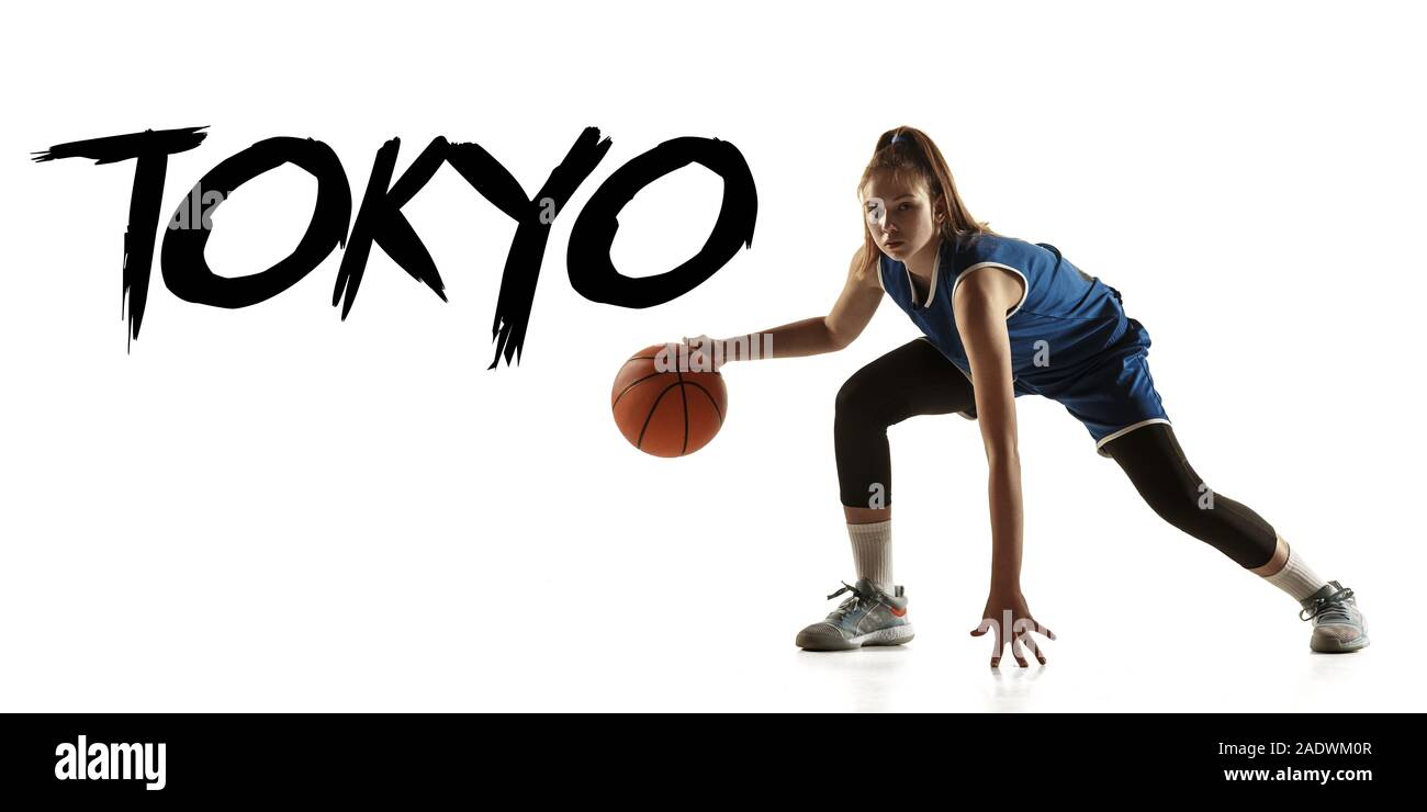 Tokyo, Japon, Jeux Olympiques de 2020. Les jeunes femmes de race blanche de l'équipe de basket-ball en action, motion d'exécuter. Concept du sport, dynamique, mode de vie sain. La formation, la pratique. Flyer pour l'annonce. Banque D'Images