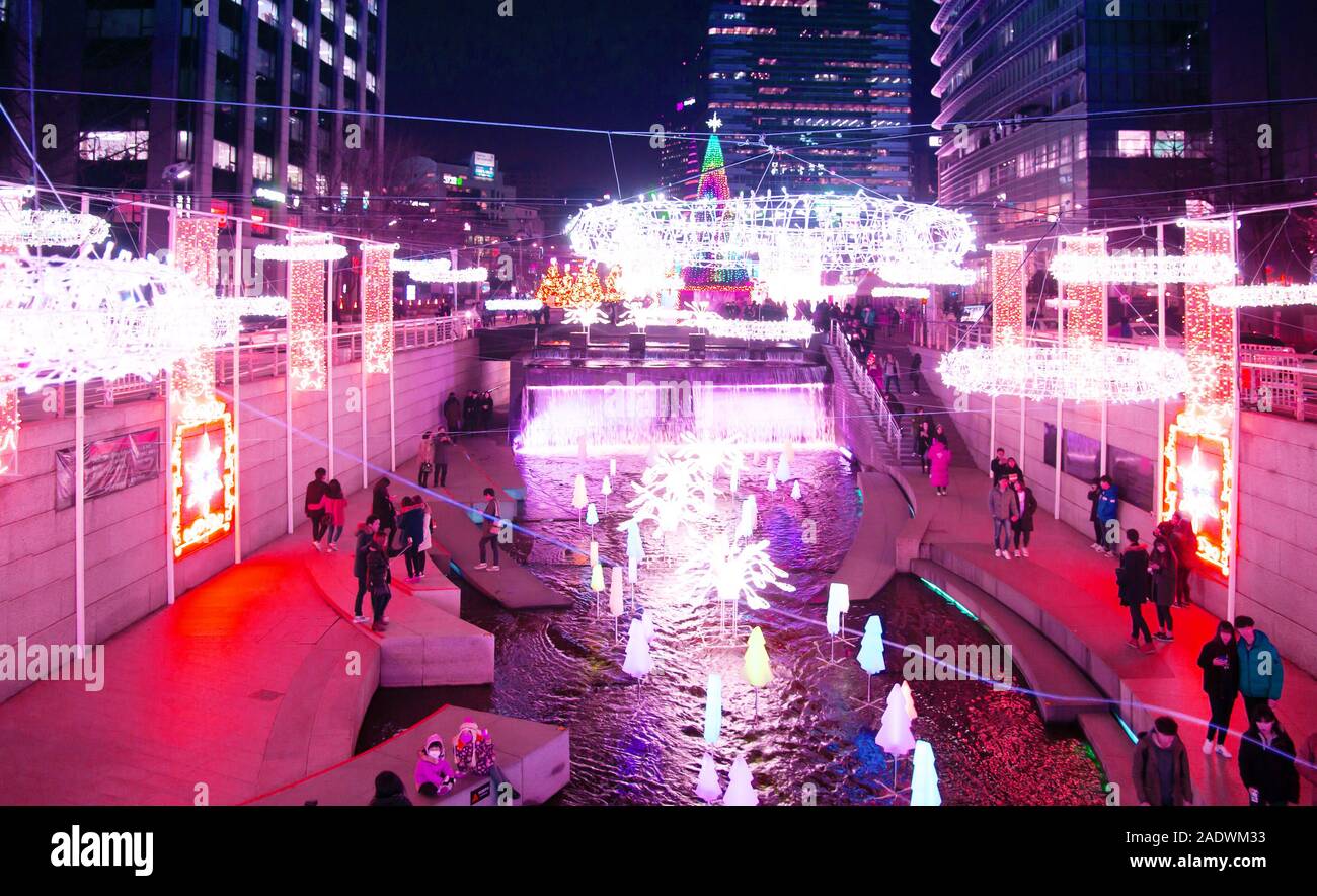 Déc 15, 2016 Séoul, Corée du Sud - Noël allumé la lumière Festival au canal Cheonggyecheon avec beaucoup d'à Séoul Banque D'Images