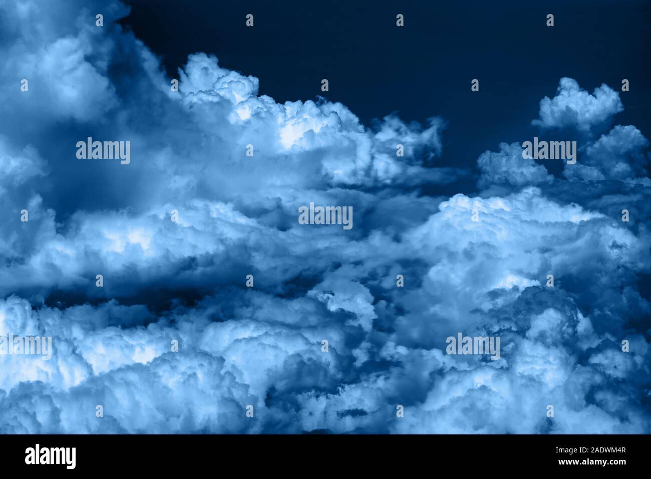 Fond de Ciel nuageux en tons de bleu. Banque D'Images
