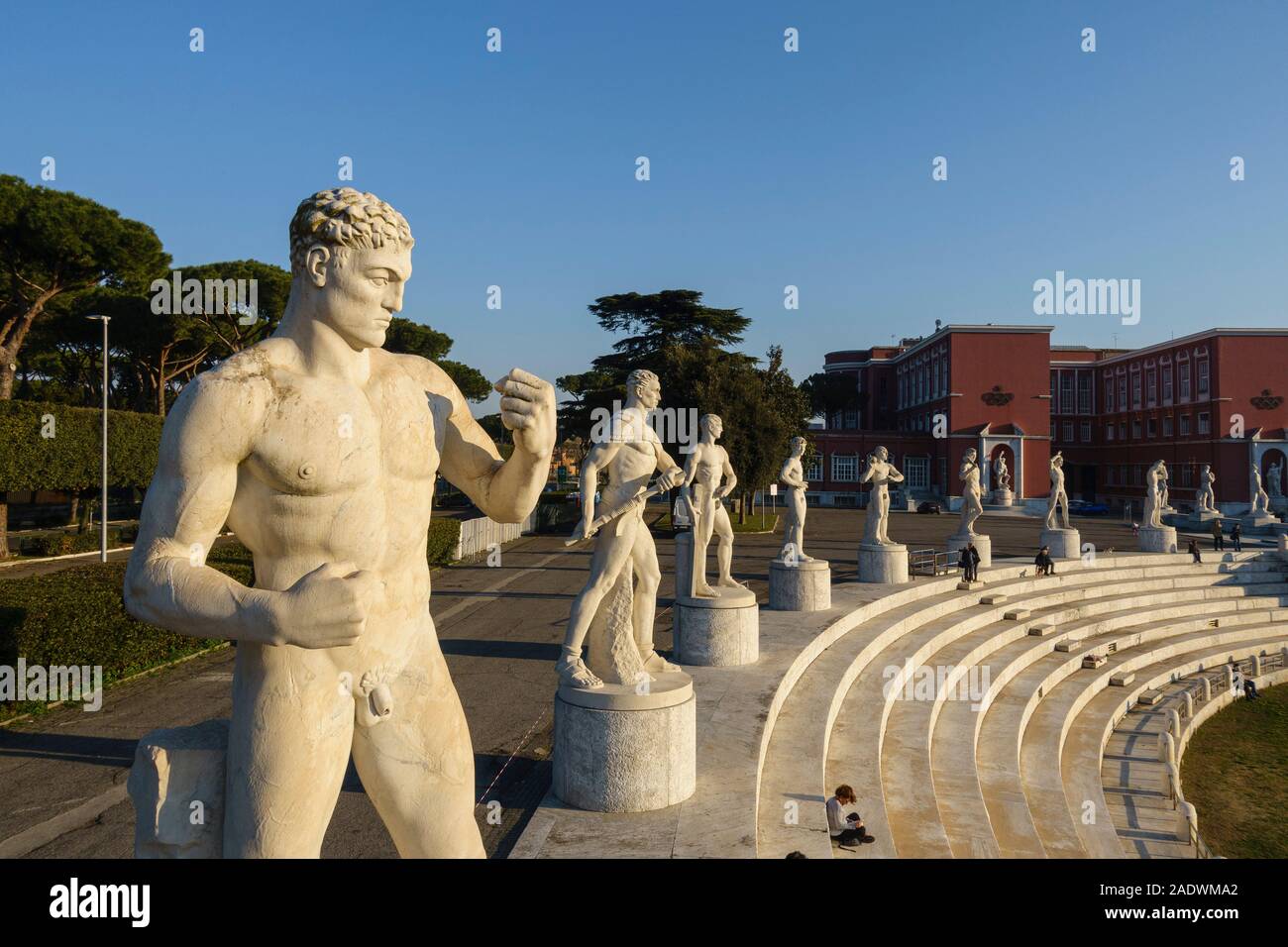 Rome. L'Italie. Stadio dei Marmi (Stade des billes), 1930 statues de nu masculin de ligne atheletes le stade. Banque D'Images
