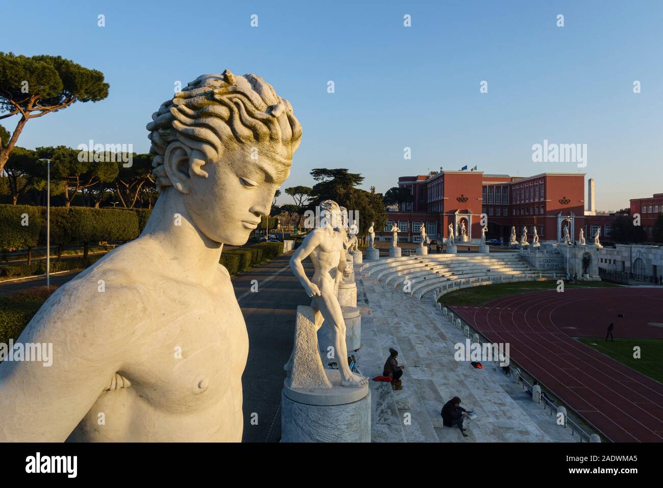 Rome. L'Italie. Stadio dei Marmi (Stade des billes), 1930 statues de nu masculin de ligne atheletes le stade. Banque D'Images