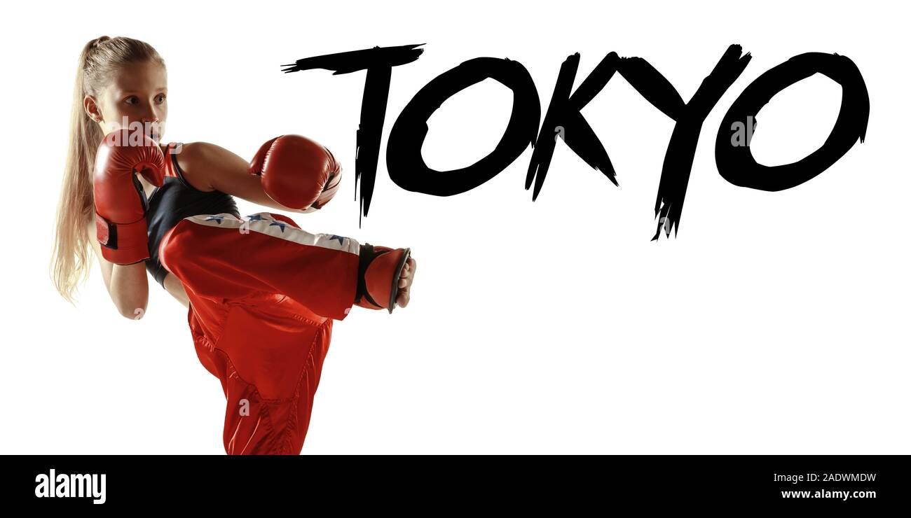 Tokyo, Japon, Jeux Olympiques de 2020. La formation de combat de boxe féminine sur fond blanc. La pratique de race blanche dans les arts martiaux. Concept de sport, bonne hygiène de vie, de mouvement, d'action. Flyer pour l'annonce. Banque D'Images