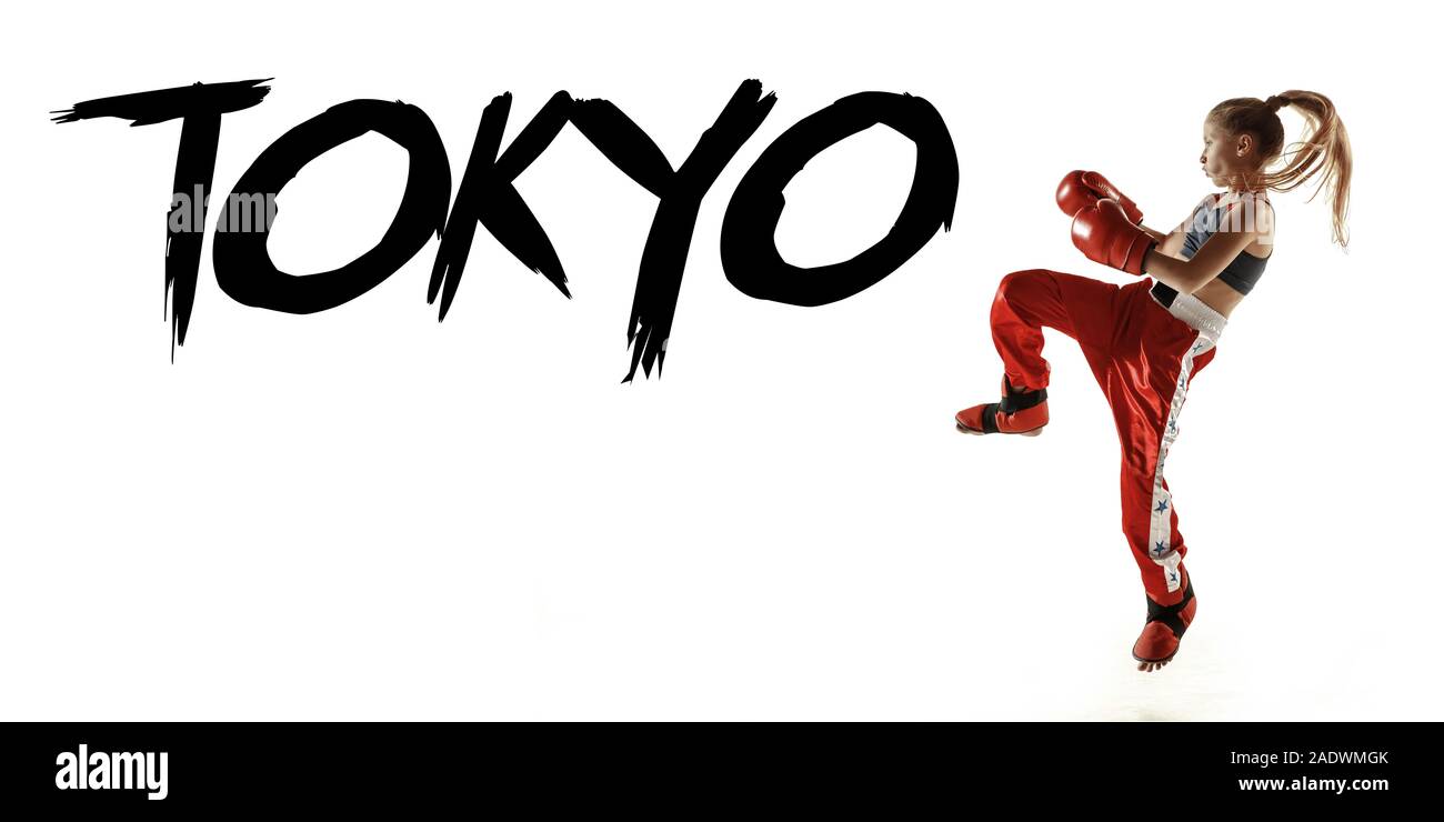 Tokyo, Japon, Jeux Olympiques de 2020. La formation de combat de boxe féminine sur fond blanc. La pratique de race blanche dans les arts martiaux. Concept de sport, bonne hygiène de vie, de mouvement, d'action. Flyer pour l'annonce. Banque D'Images