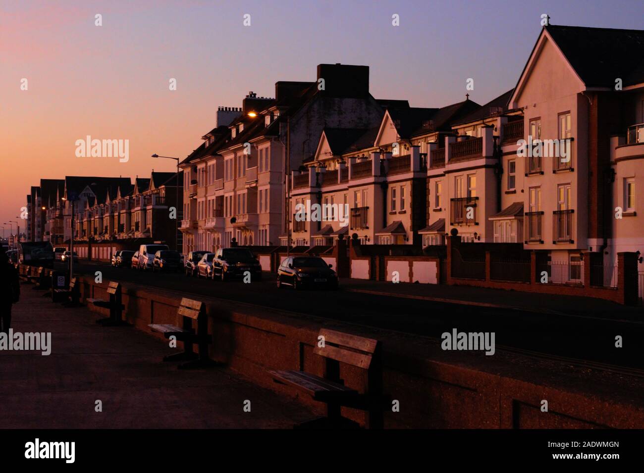 Rangée de maisons au bord de la mer rue de Seaford au coucher du soleil. L'Esplanade. Banque D'Images