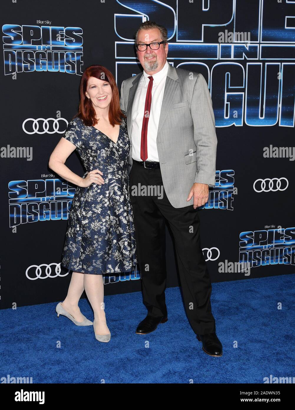 HOLLYWOOD, CA - 04 DÉCEMBRE : Kate Flannery et Chris Haston assister à la première mondiale de la 20th Century Fox's 'Spies déguisée" à El Capitan Theatre sur Décembre 04, 2019 à Los Angeles, Californie. Banque D'Images