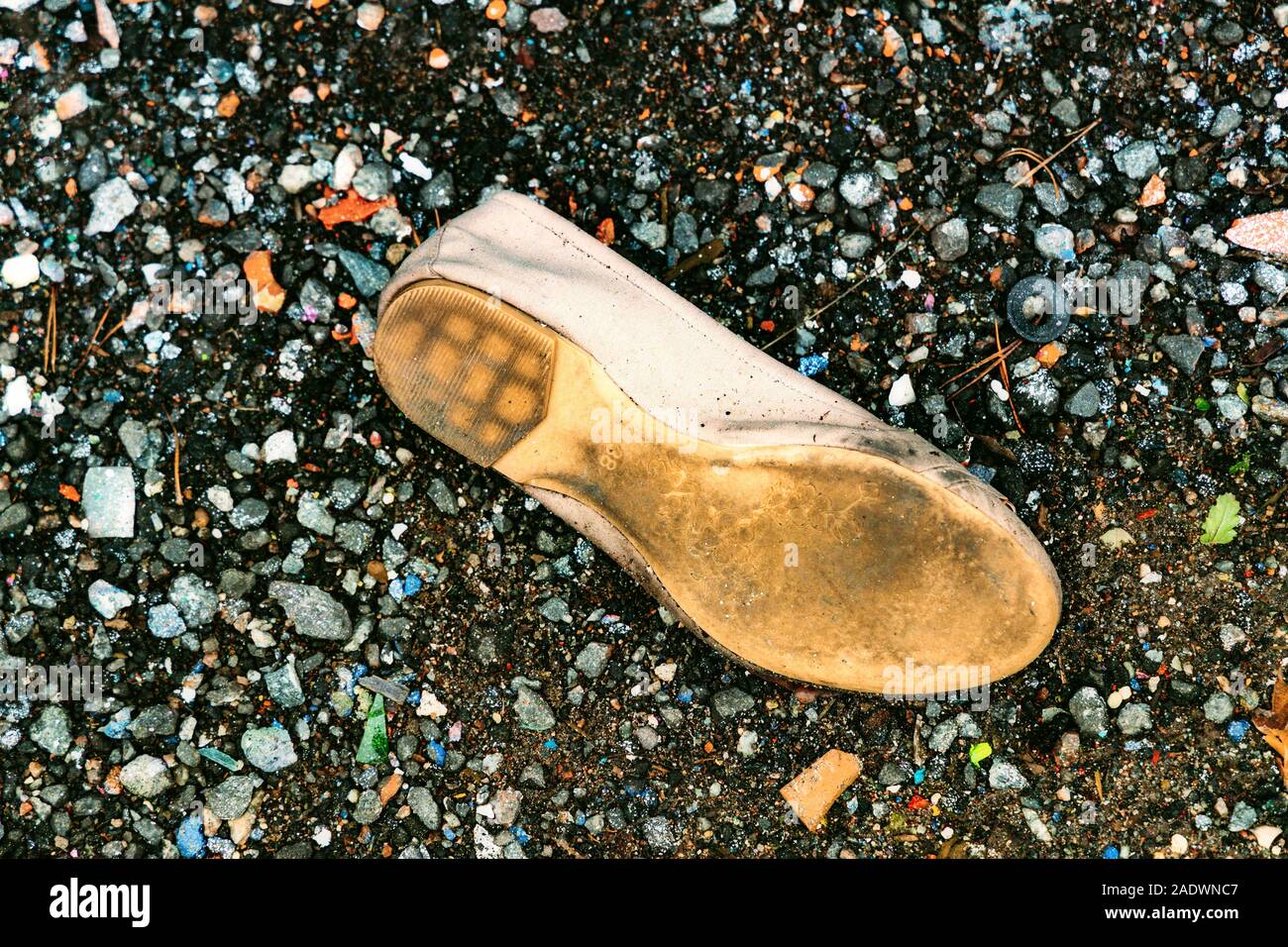 Chaussures abandonnées dans l'ancien parc à ferrailles Banque D'Images