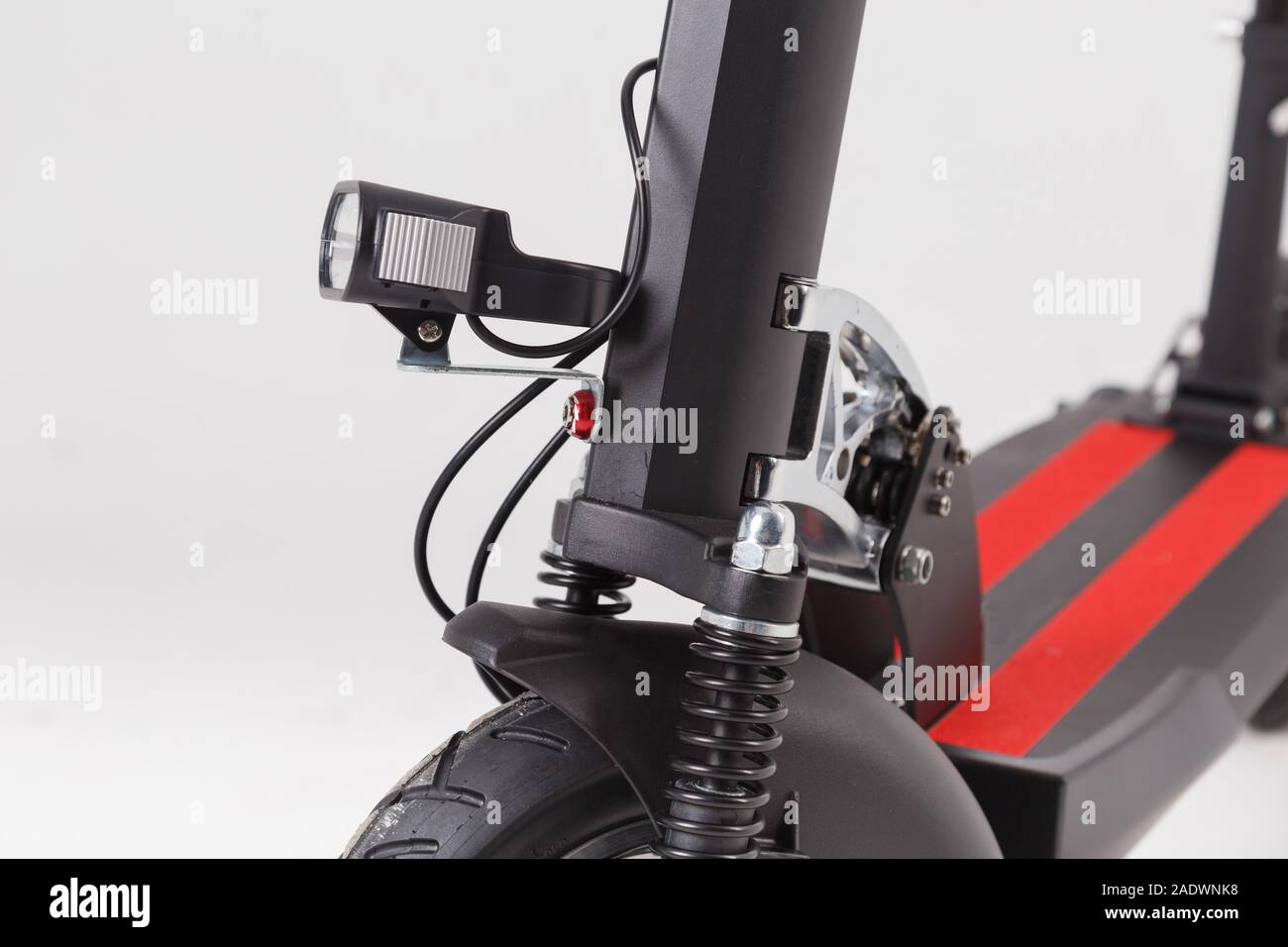 Lampe de poche et d'amortisseur sur un gros plan de le scooter électrique Banque D'Images