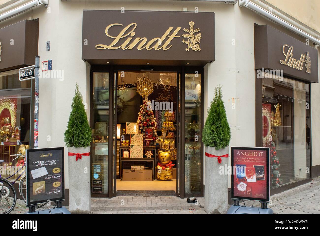 Düsseldorf, Allemagne, le 24 novembre 2019, le chocolat Lindt store près du centre de la ville. Banque D'Images