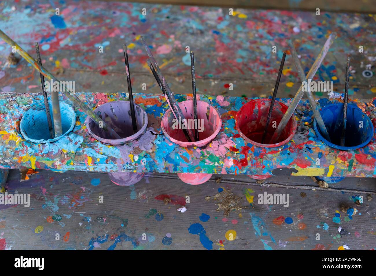 Table de création pour enfants avec couleurs de mélange Gouache Banque D'Images
