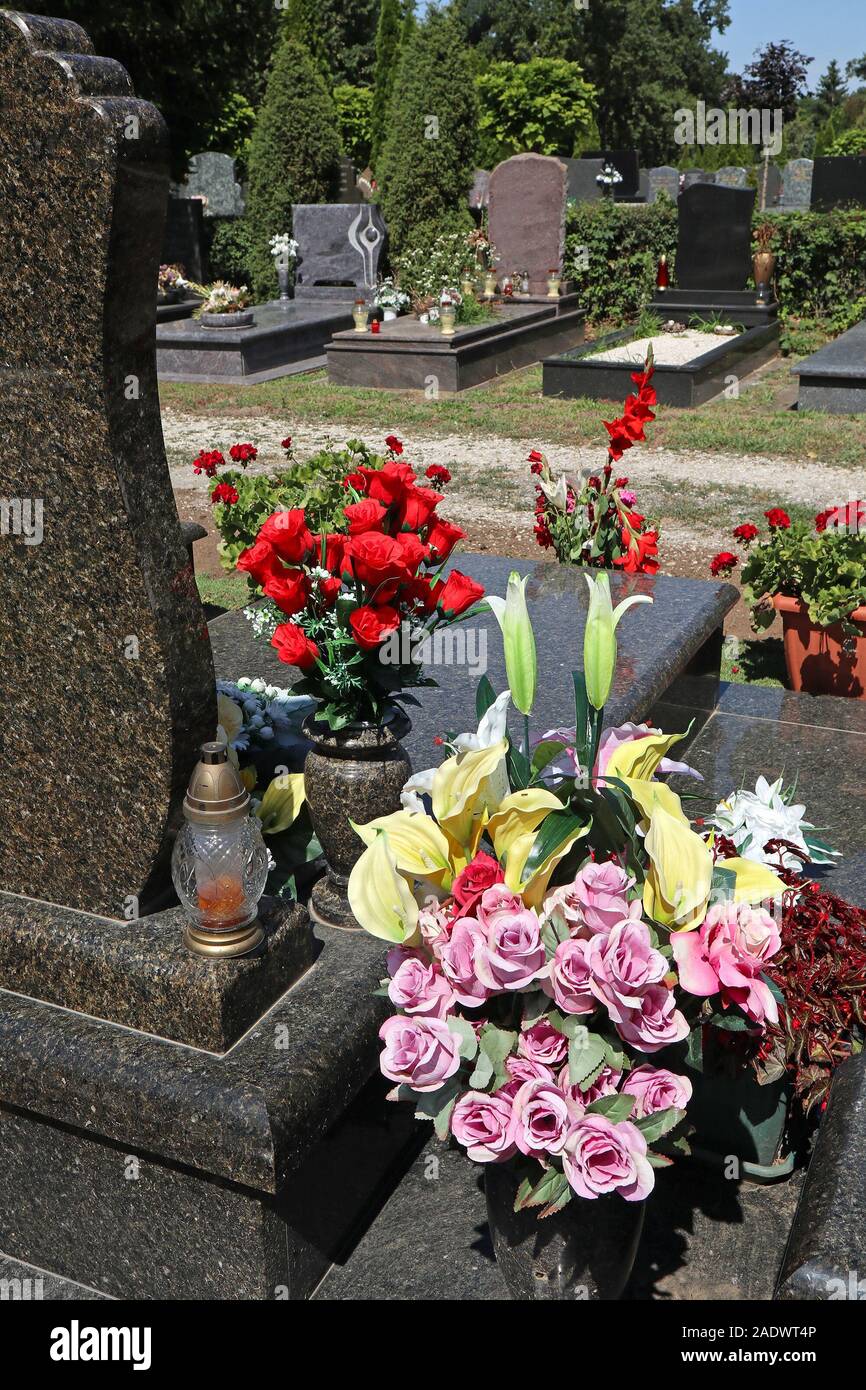 Pierre tombale dans le cimetière public Banque D'Images